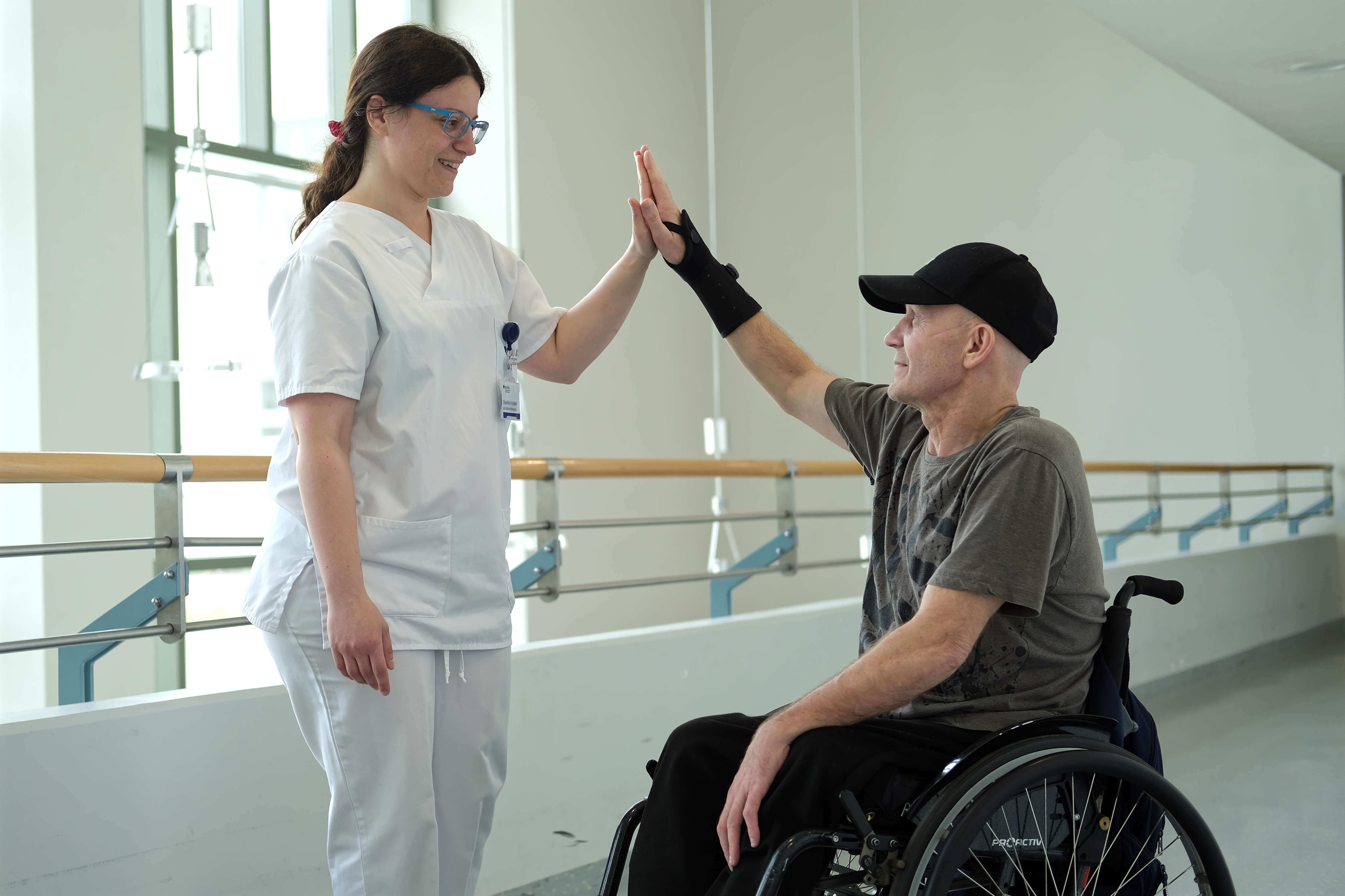 high-five Patient und Pflegekraft