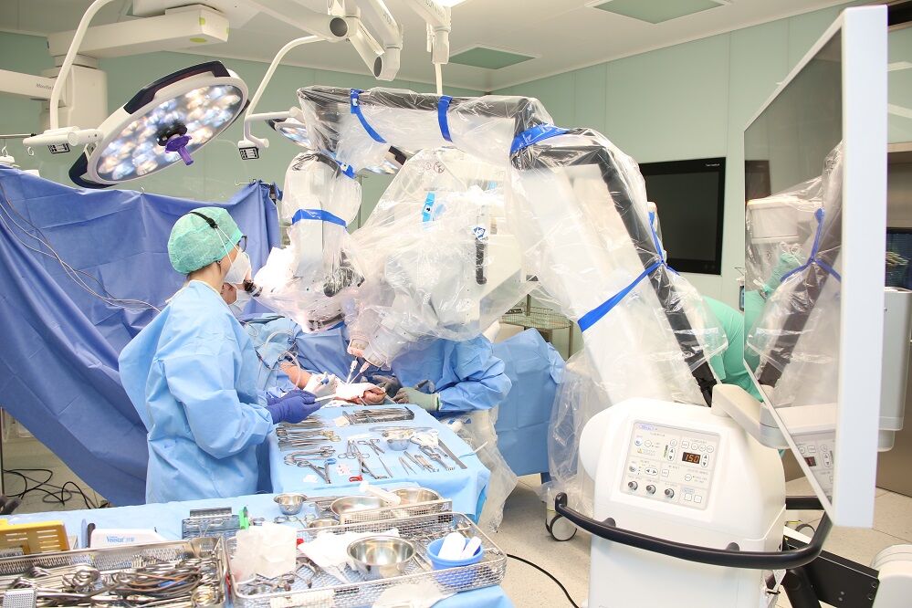 OP Roboter Symani unterstützt Mikrochirurgen an der BG Klinik Ludwigshafen