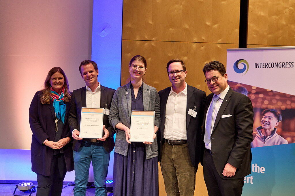 Bild: v.l.n.r. A. Meurer, F. Greimel, K. Götz, F. Boettner, B. Kretschmann bei der Verleihung des Stipendiums bei der Eröffnungsveranstaltung des VSOU Copyright Intercongress / T. Tanzyna Bild: v.l.n.r. A. Meurer, F. Greimel, K. Götz, F. Boettner, B. Kretschmann bei der Verleihung des Stipendiums bei der Eröffnungsveranstaltung des VSOU Copyright Intercongress / T. Tanzyna