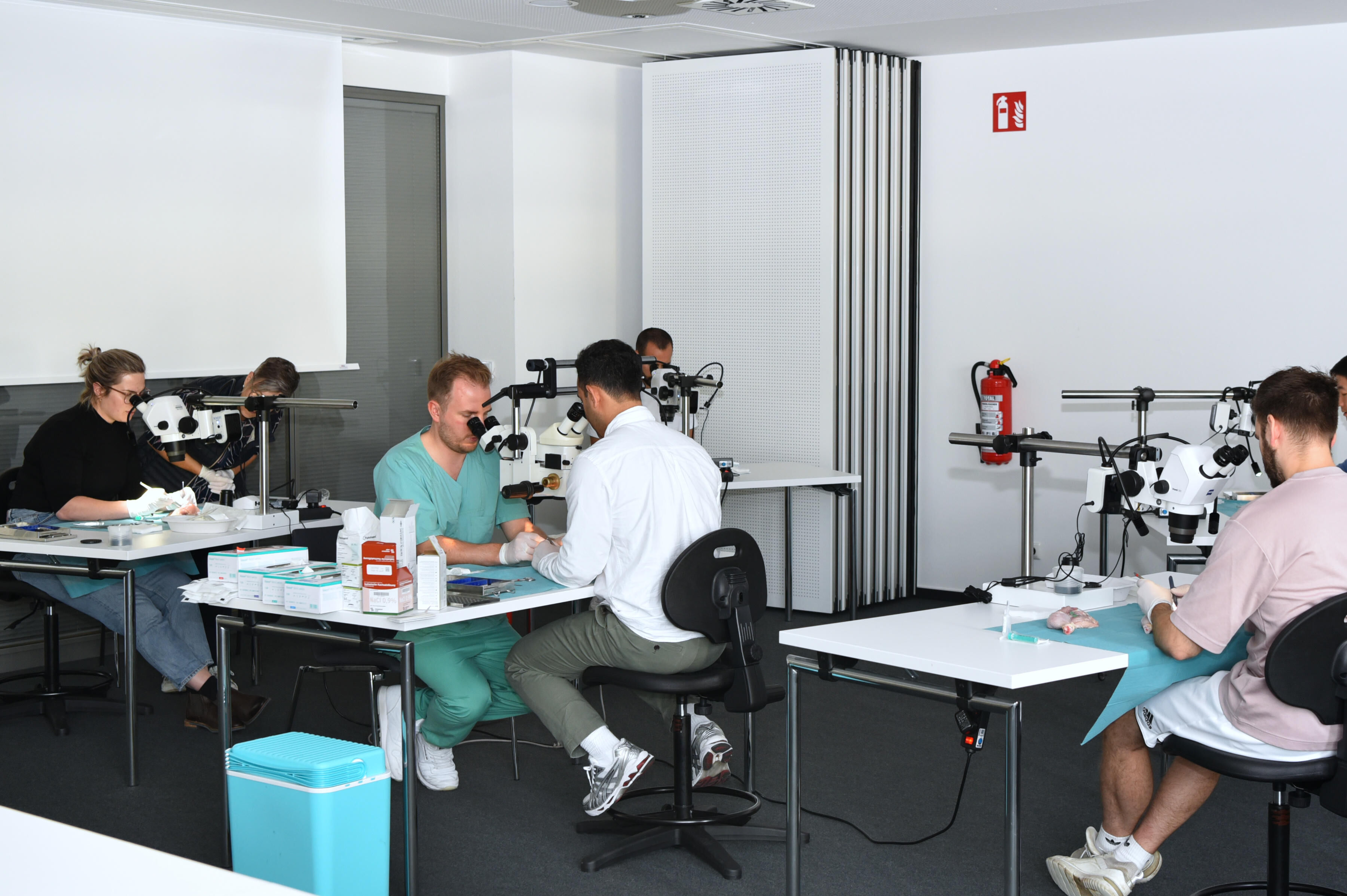 Der hohe Praxisanteil im Skills Lab kam bei den Teilnehmenden sehr gut an. Bildnachweis: BG Universitätsklinikum Bergmannsheil Teilnehmende beim Praxisanteil im Skills Lab