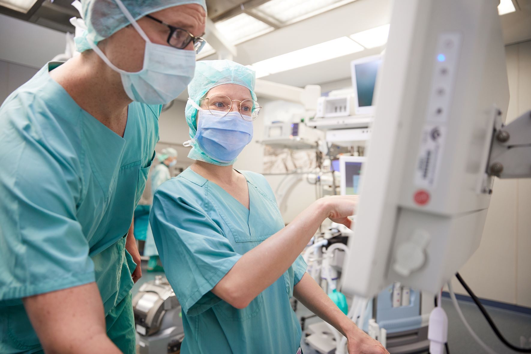Digitalisierung BG Kliniken Zwei Fachkräfte blicken auf Monitor