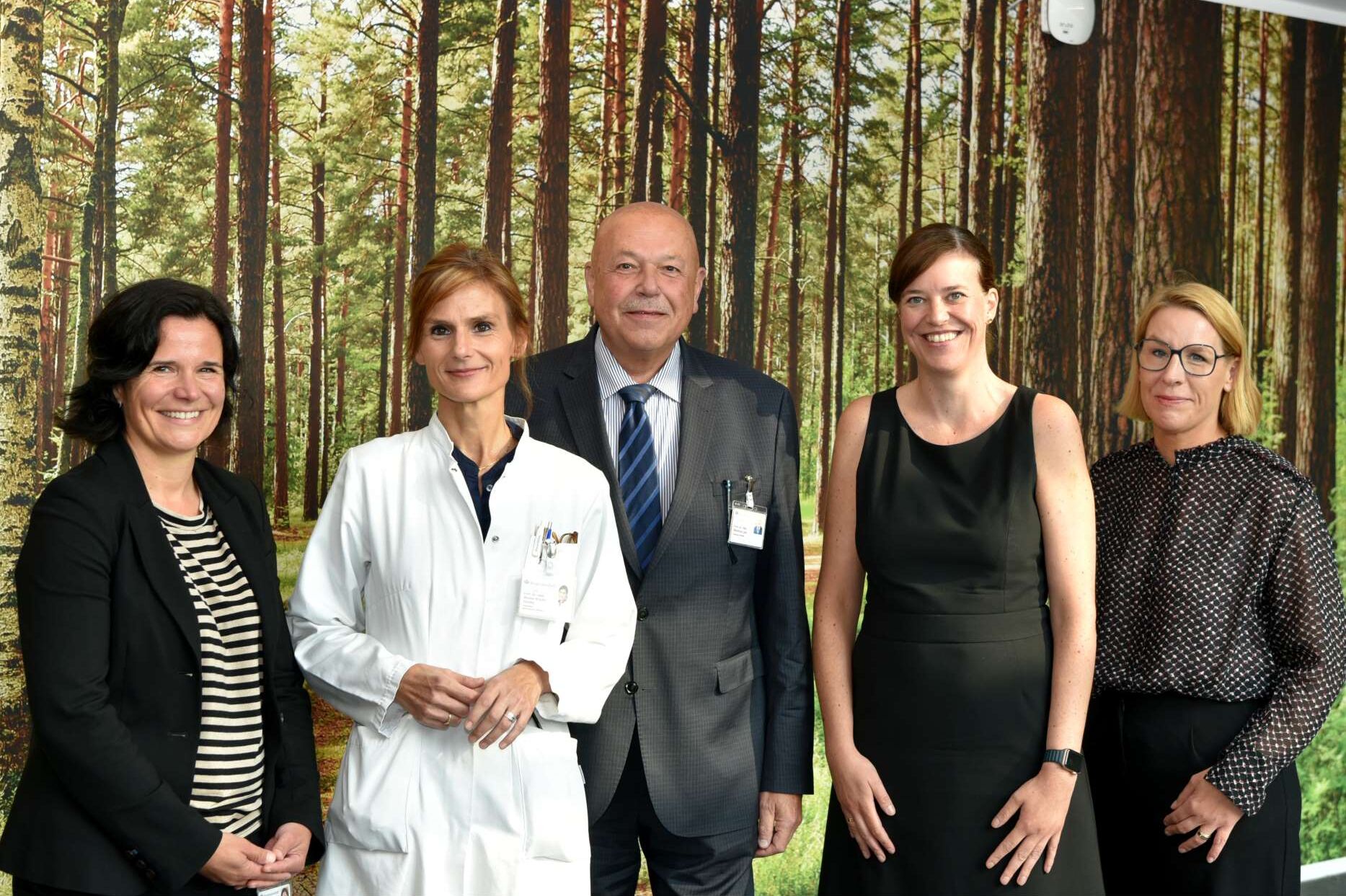 Prof. Dr. Wiebke Fenske (2. v. l.) und die Mitglieder der Krankenhausbetriebsleitung des Bergmannsheils