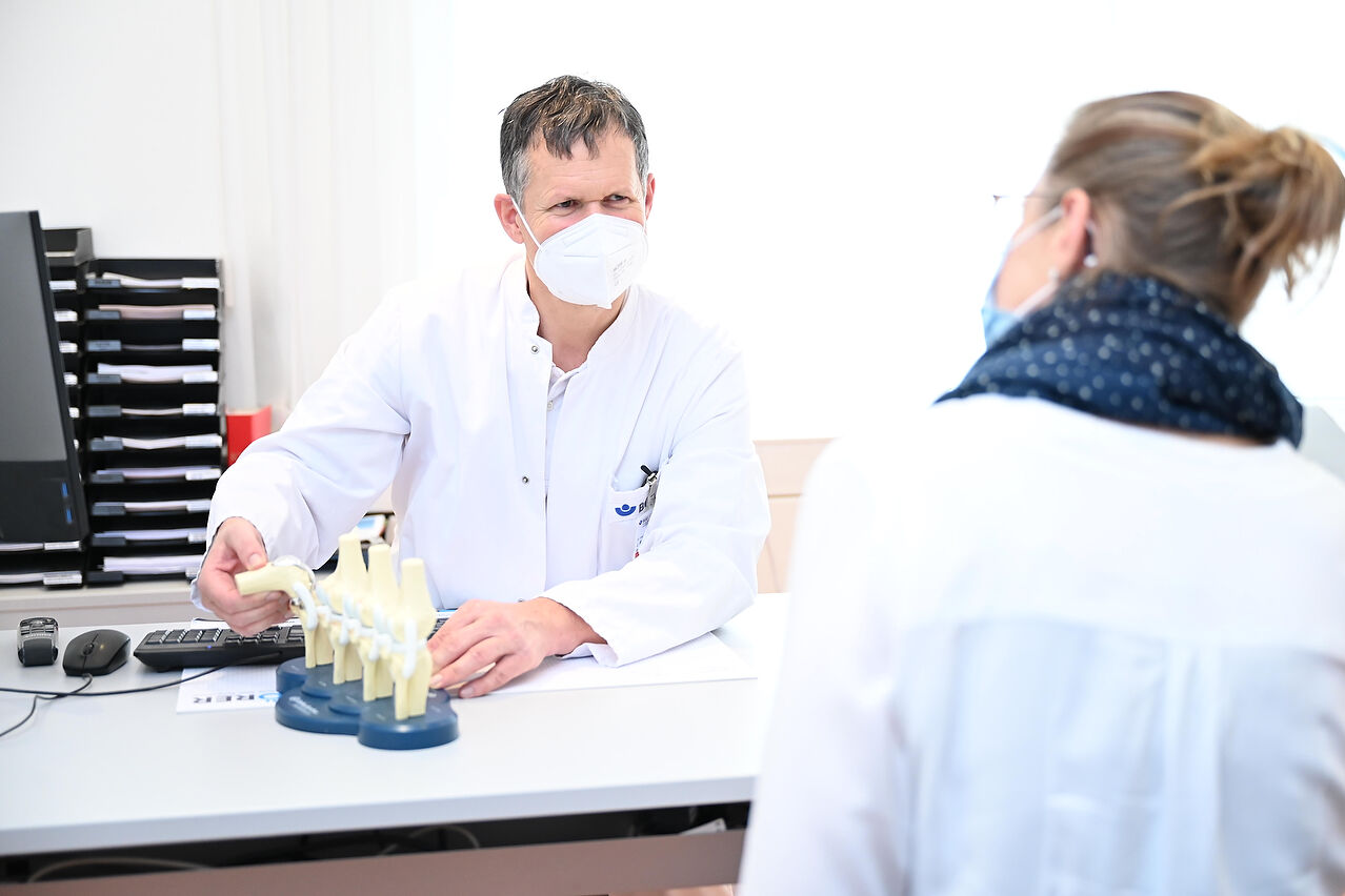 Dr. Pichl mit Patientin Dr. Pichl berät eine Patientin