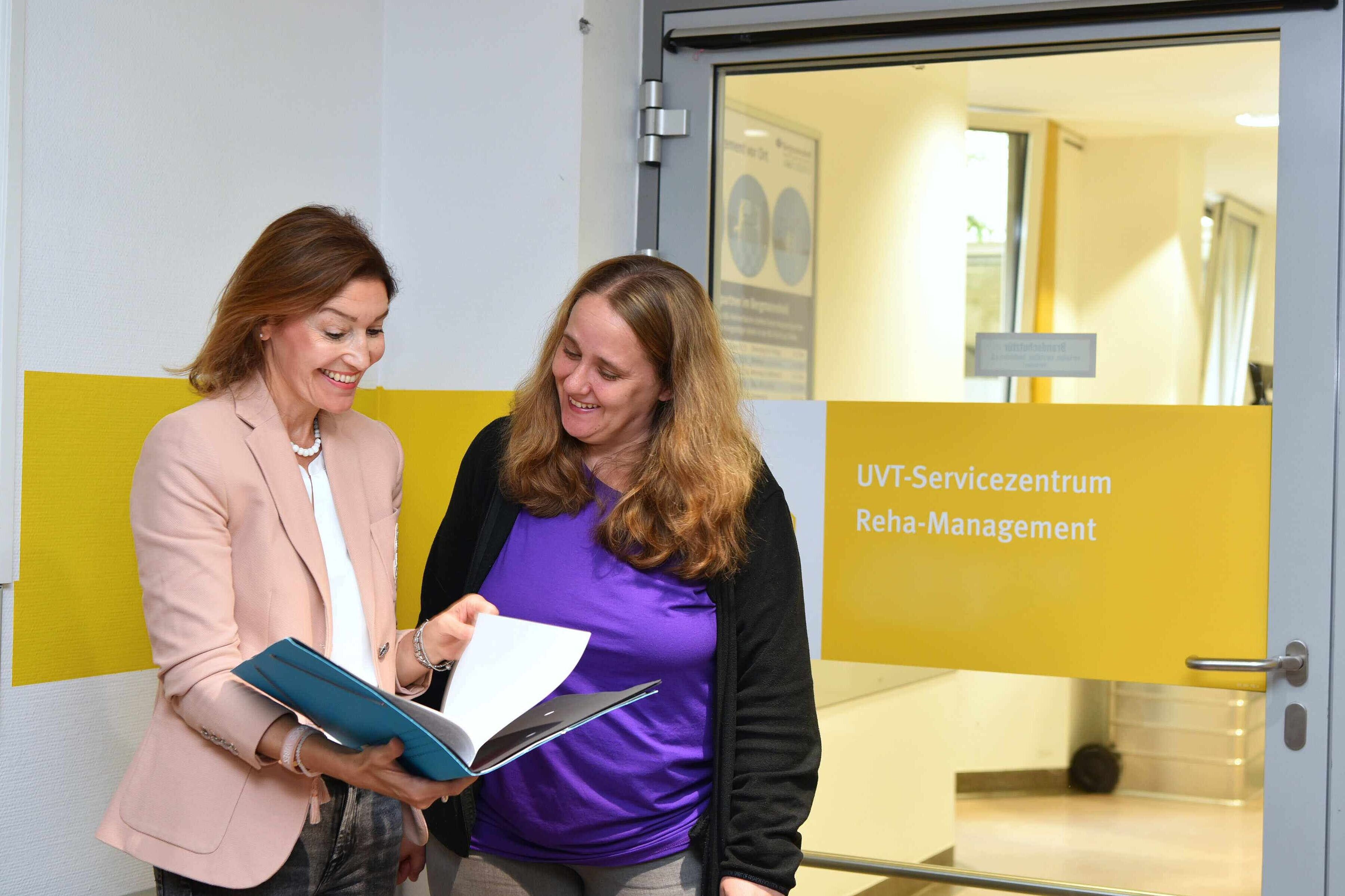Gespräch im UVT-Servicezentrum mit Patientin Gespräch im UVT-Servicezentrum mit Patientin