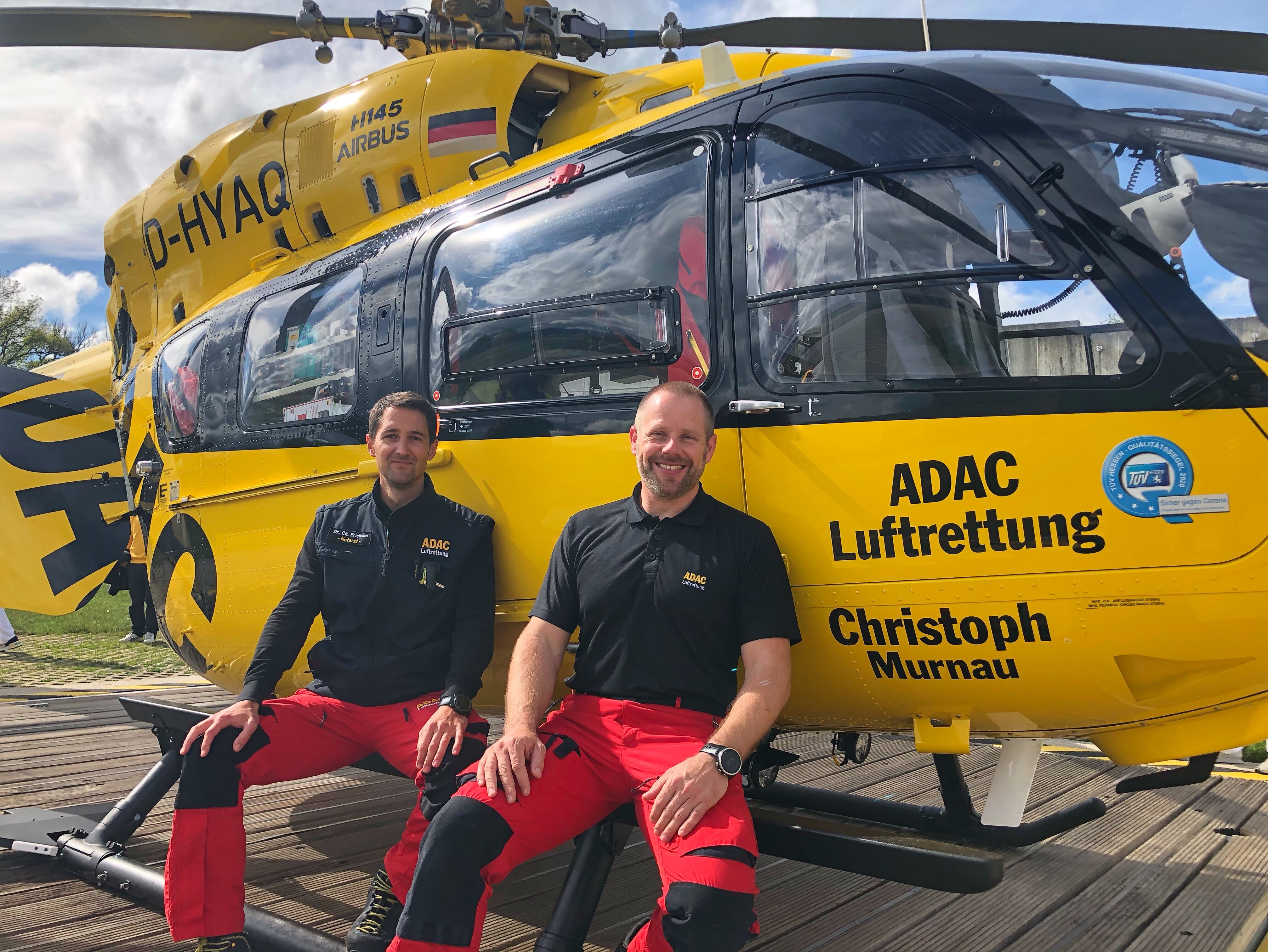 Dr. Raphael Bender (r.) und Dr. Christoph Erichsen (l.) übernehmen die neue Ärztliche Leitung für den Murnauer Rettungshubschrauber. © BG Unfallklinik Murnau