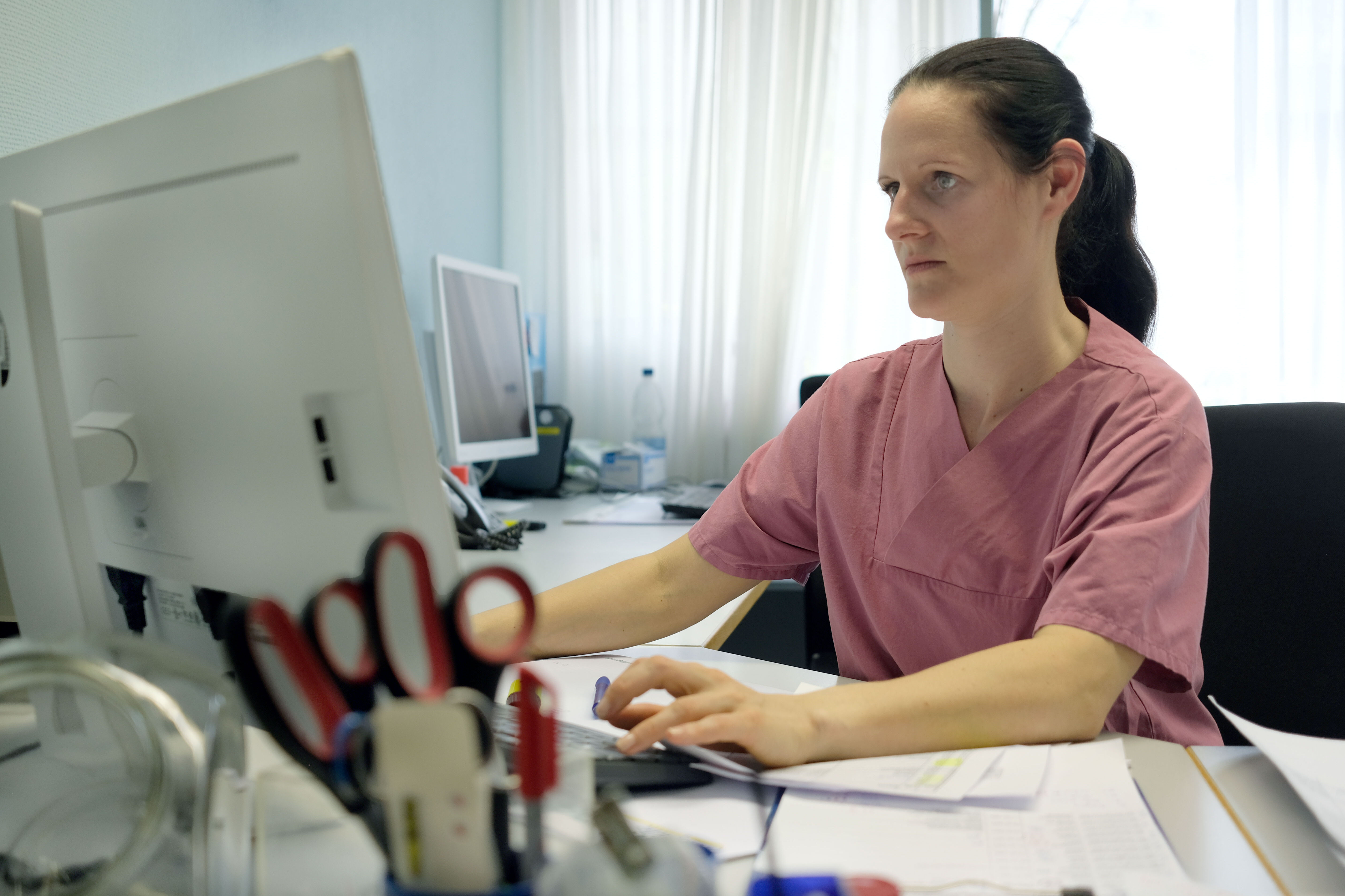 Personalplanung auf der Intensivstation: Als stellvertretende Pflegeleiterin ist Michaela Allard unter anderem für den Dienstplan verantwortlich.