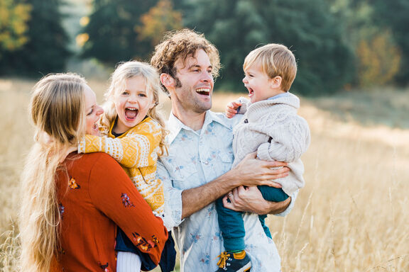 Beruf und Familie im Einklang Mutter, Vater und zwei Kinder in der Freizeit