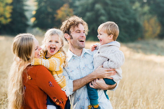 Mutter, Vater und zwei Kinder in der Freizeit