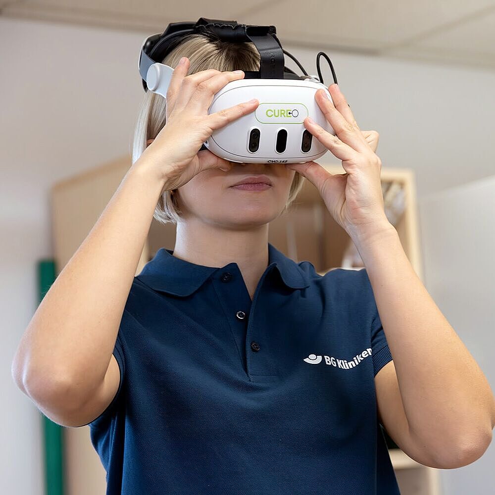 Therapeutin beim Anprobieren der VR Brille