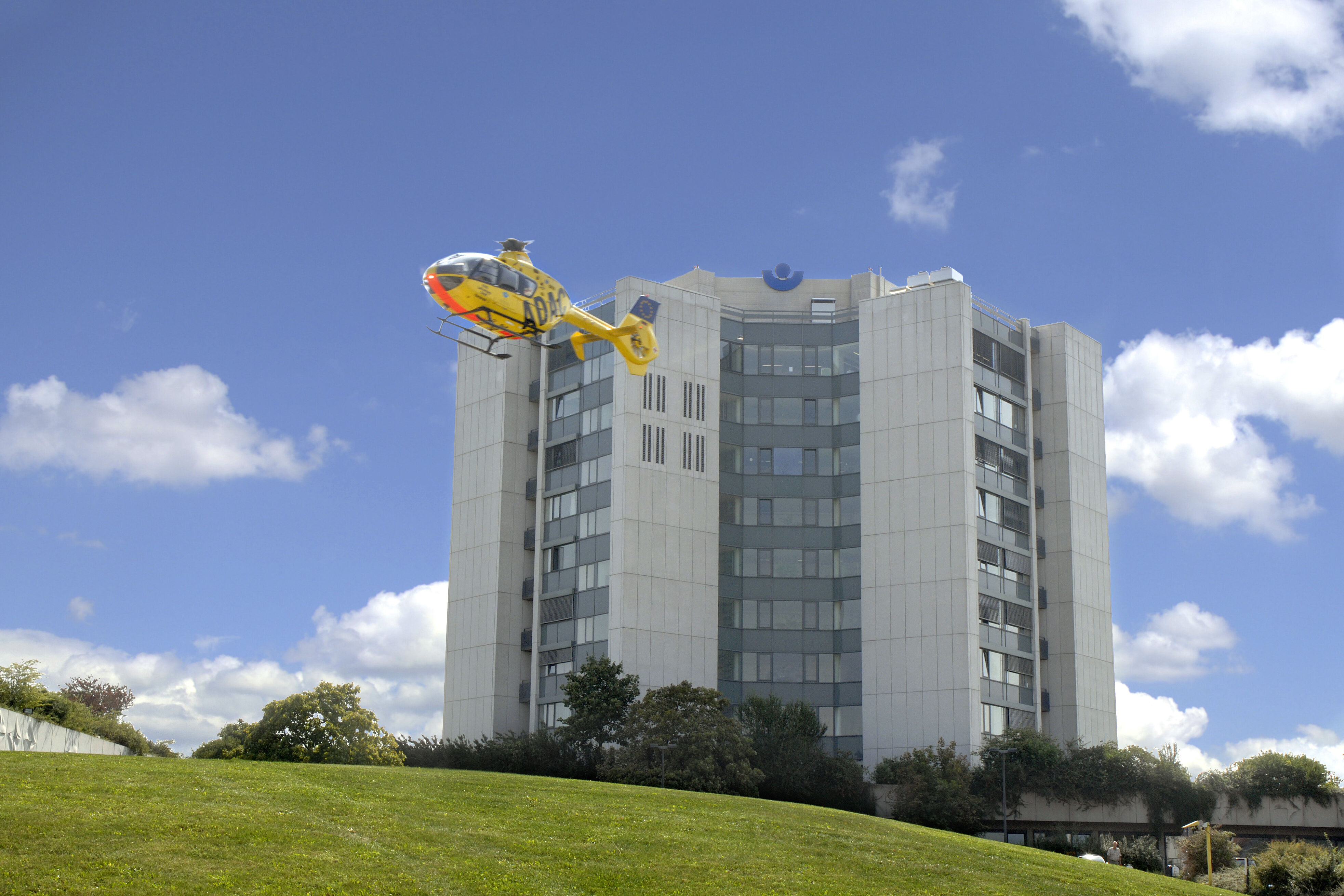 Das Gebäude der BG Klinik Ludwigshafen mit dem ADAC-Hubschrauber im Vordergrund