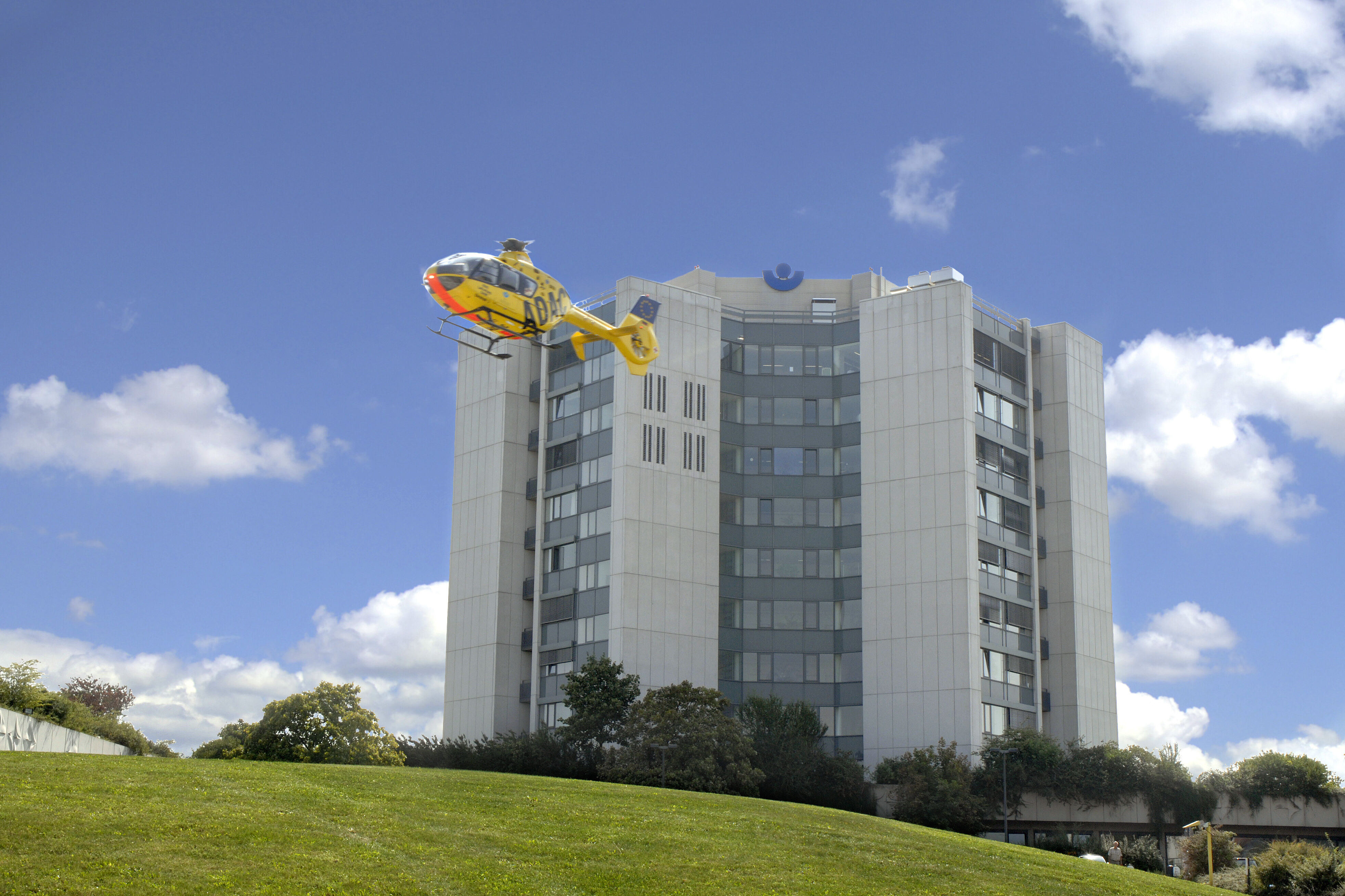 Das Leitbild der BG Klinik Ludwigshafen Das Gebäude der BG Klinik Ludwigshafen mit dem ADAC-Hubschrauber im Vordergrund