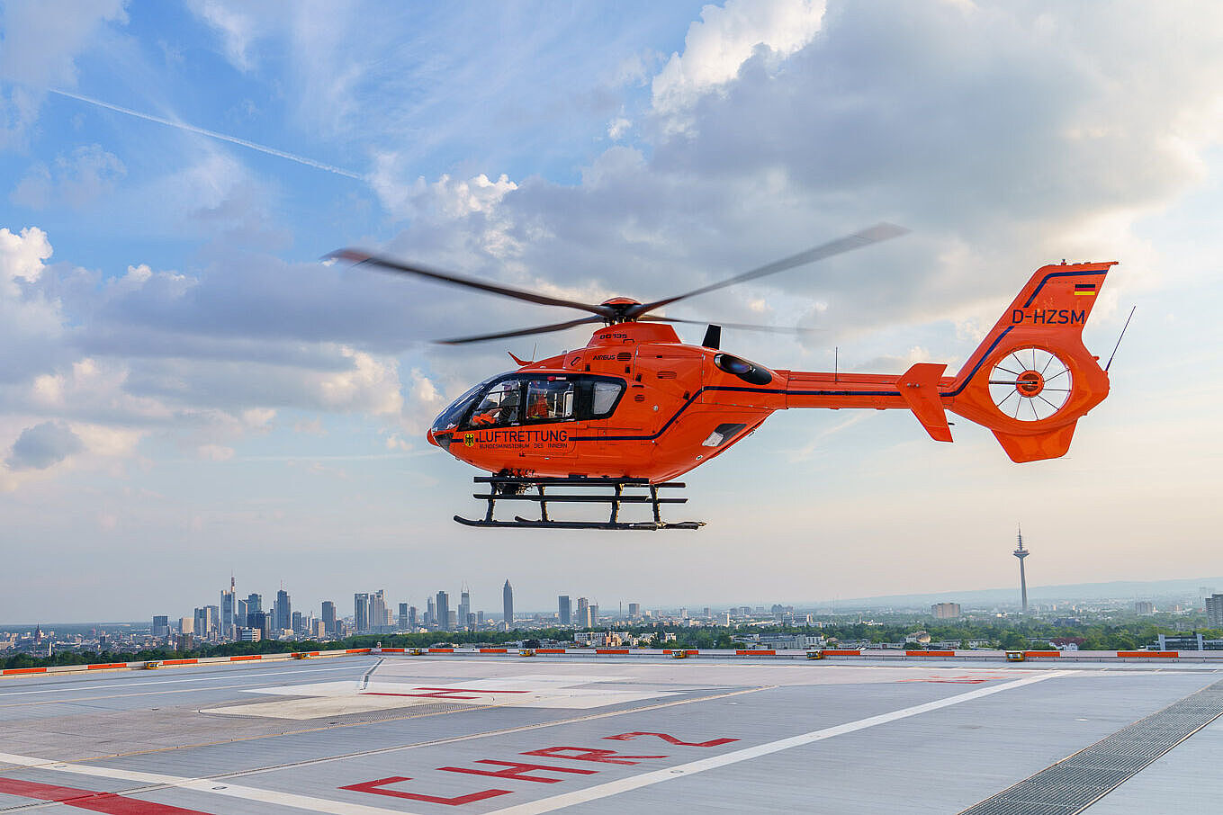 Rettungshubschrauber Christoph 2 auf dem Dach der BG Unfallklinik Frankfurt
