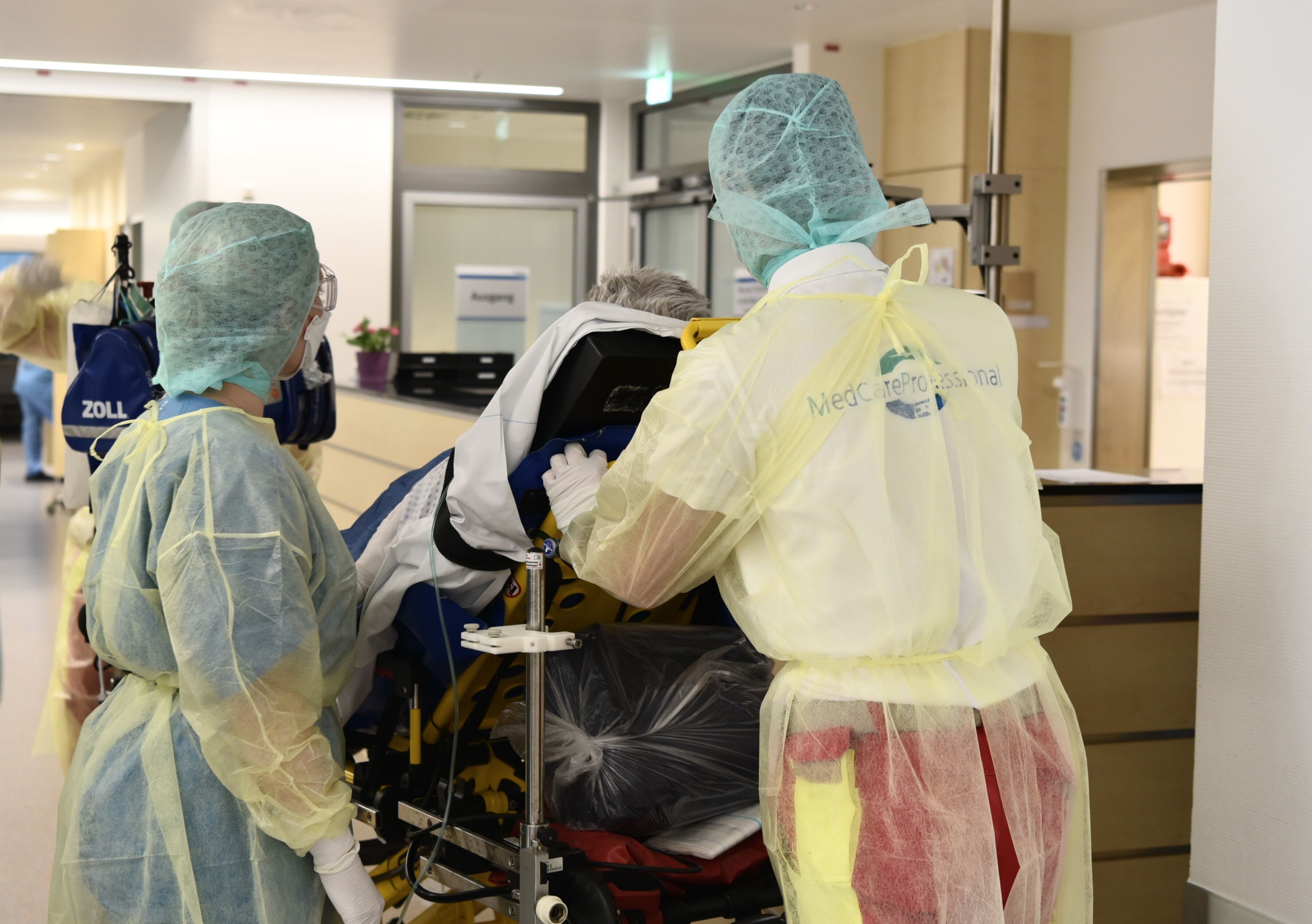 Ein ausländischer Patient mit COVID-19-Erkrankung wird auf die Intensivstation des Bergmannsheils verlegt. Ein ausländischer Patient mit COVID-19-Erkrankung wird auf die Intensivstation des Bergmannsheils verlegt.