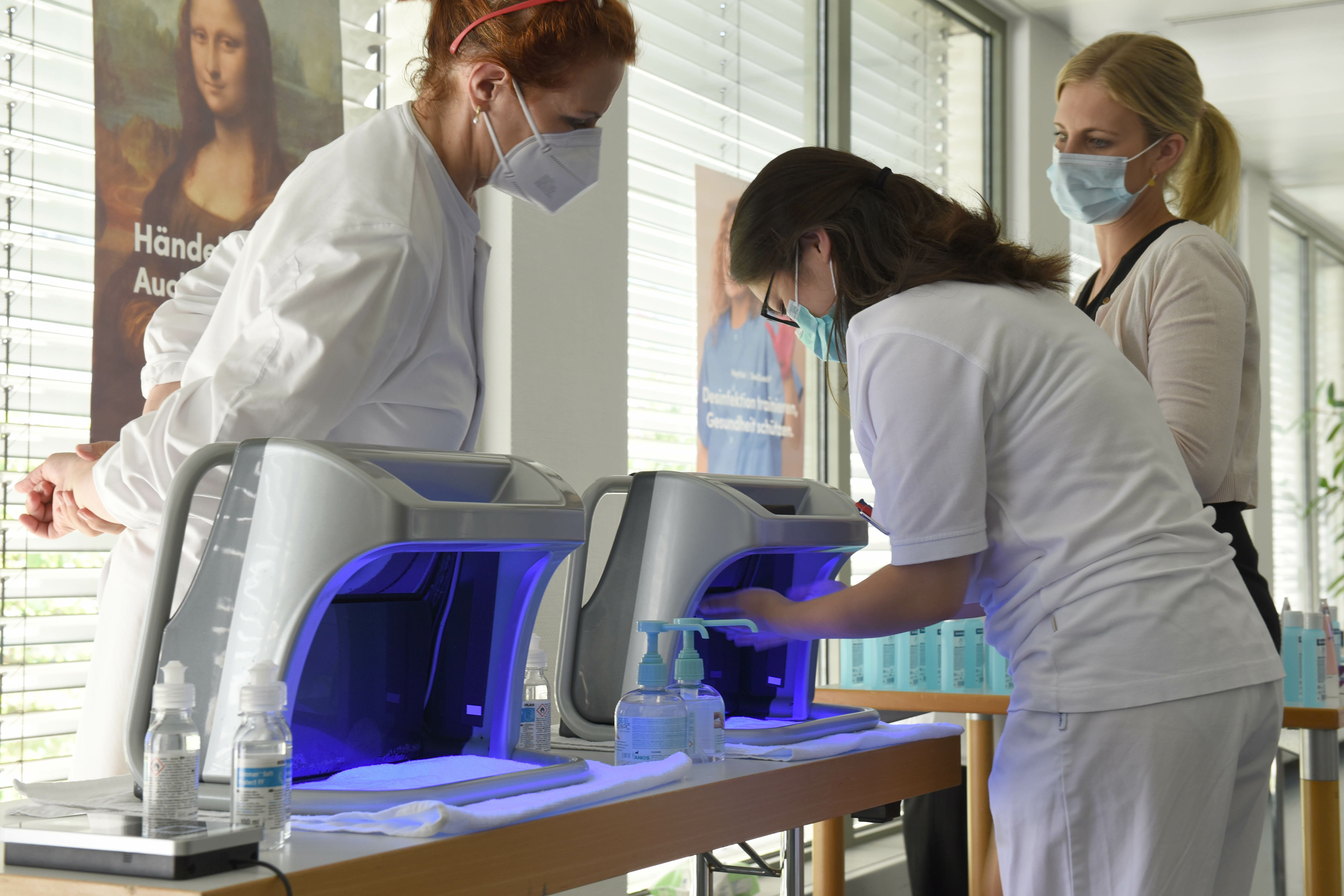 UV-Licht-Lampe zur Kontrolle der Händedesinfektion.
