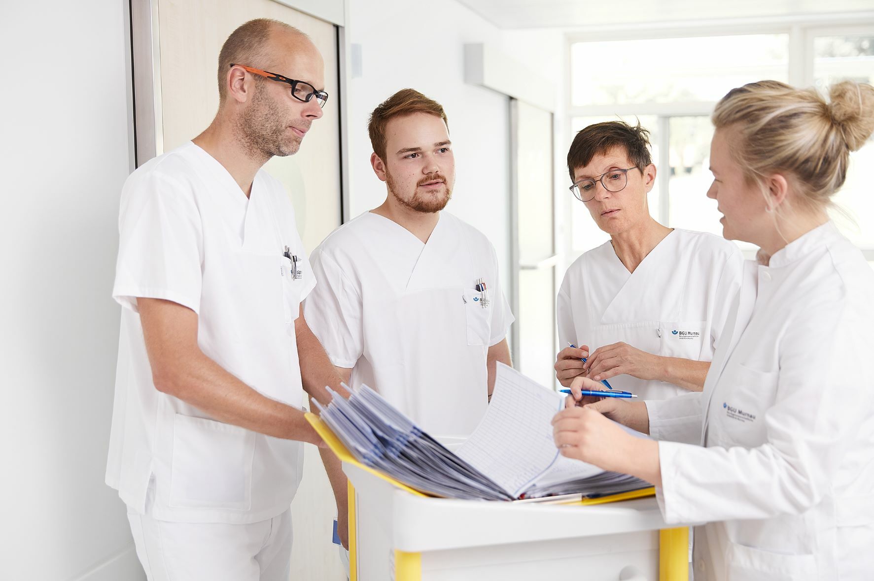 Ausbildung bei den BG Kliniken Auszubildende und Ausbilder im Gespräch