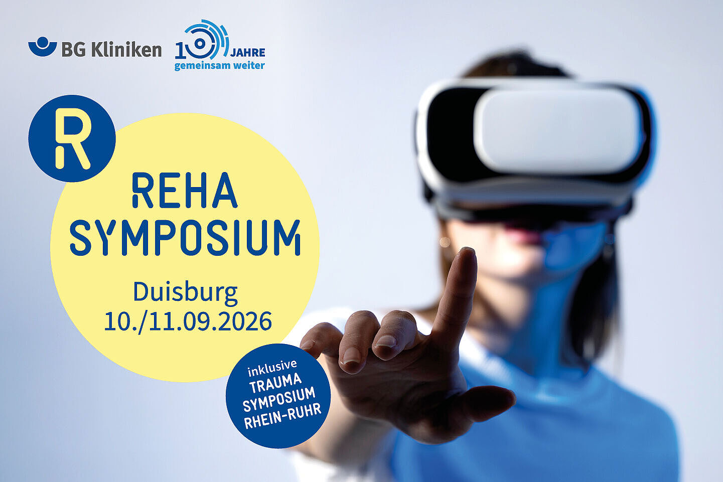 Reha Symposium der BG Kliniken 2026 Frau mit VR Brille deutet mit Zeigefinger