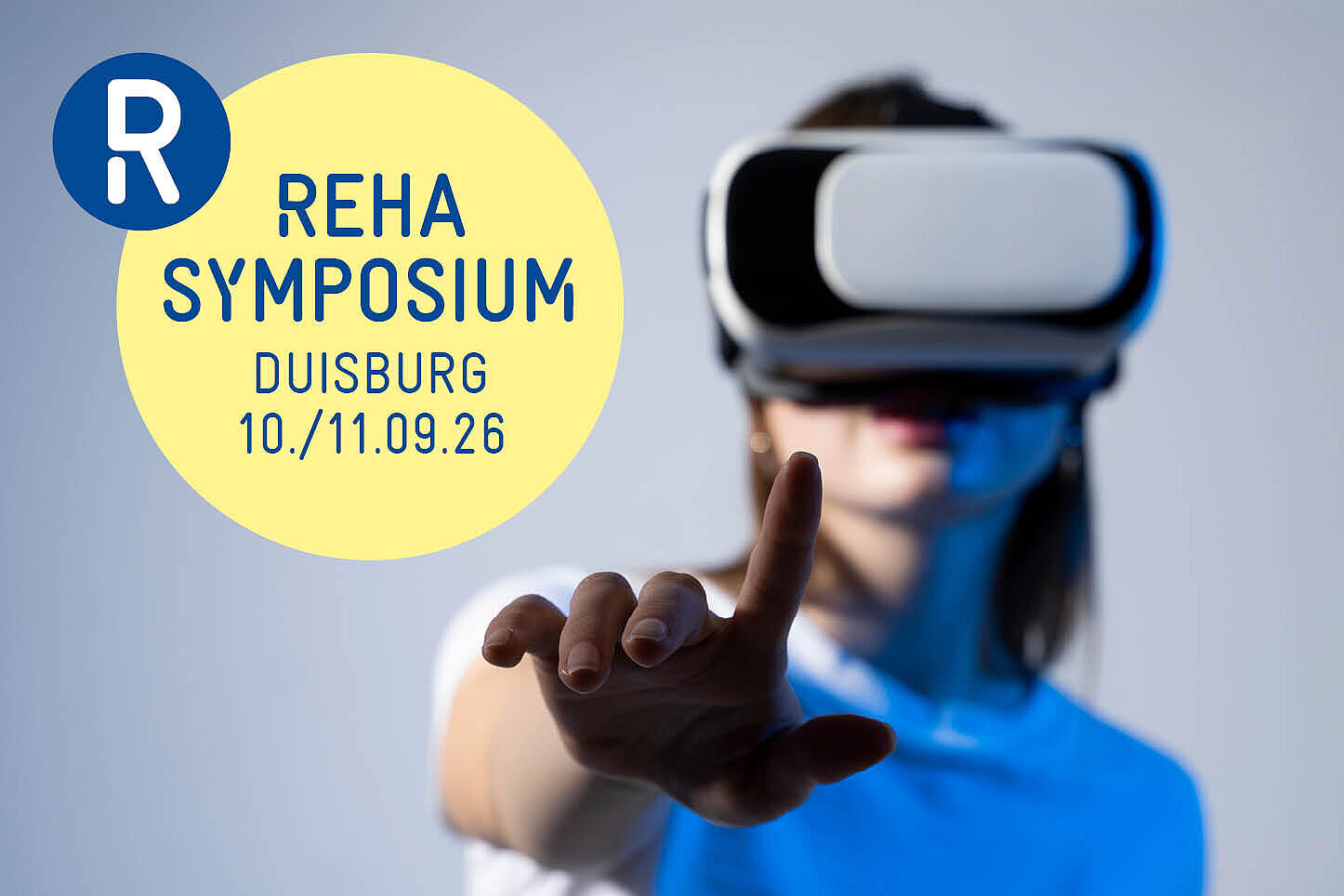 Reha Symposium der BG Kliniken Frau mit VR Brille deutet mit Zeigefinger