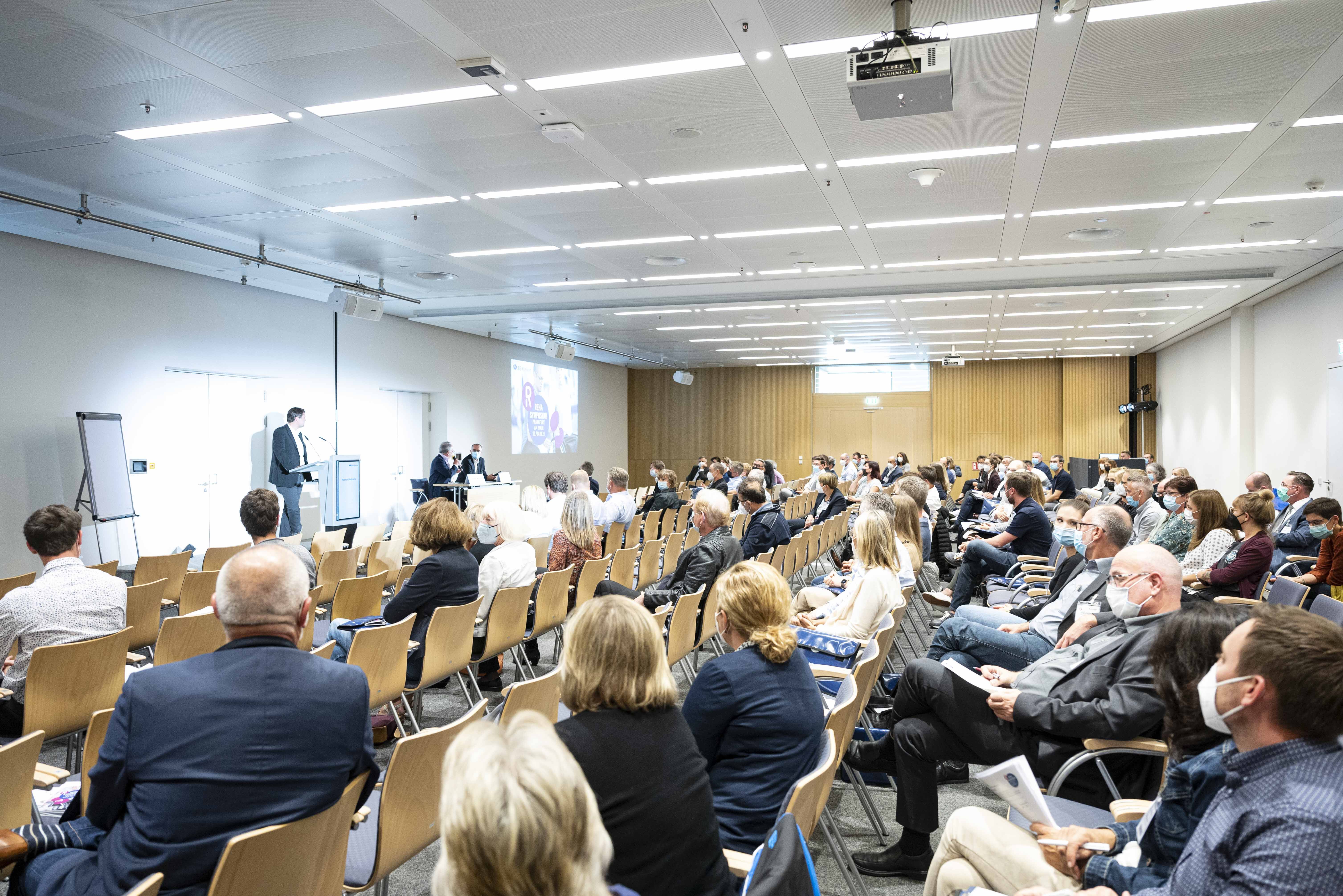 Redner und Zuhörer beim Reha Symposium