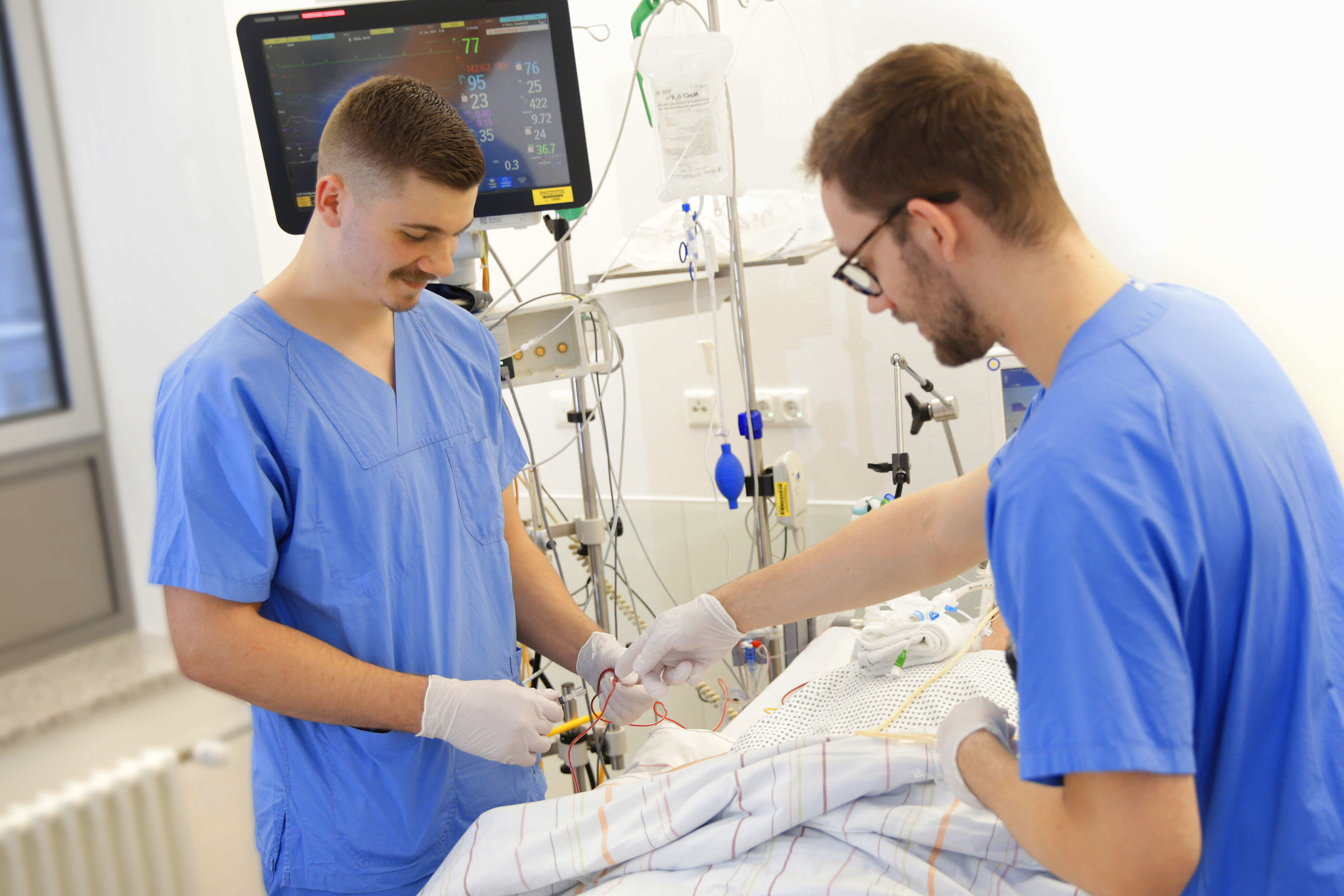 Bild: Mit der neuen „PflegePlus“-Ausbildung am Bergmannsheil werden Pflege-Expertinnen und Pflege-Experten für den Bereich Intensivpflege und Anästhesie ausgebildet, wie hier in der Simulationsanleitung dargestellt. Bilder Alttext