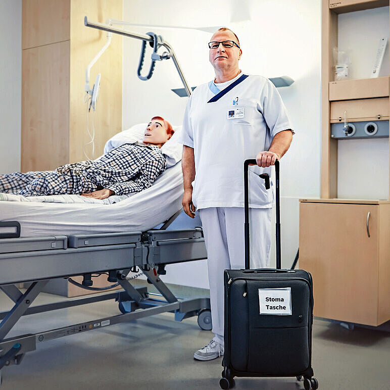 Jörg Schaller arbeitet als Pflegefachkraft und zertifizierter Fachmann für Stomatherapie und Inkontinenzberatung im BG Klinikum Duisburg.