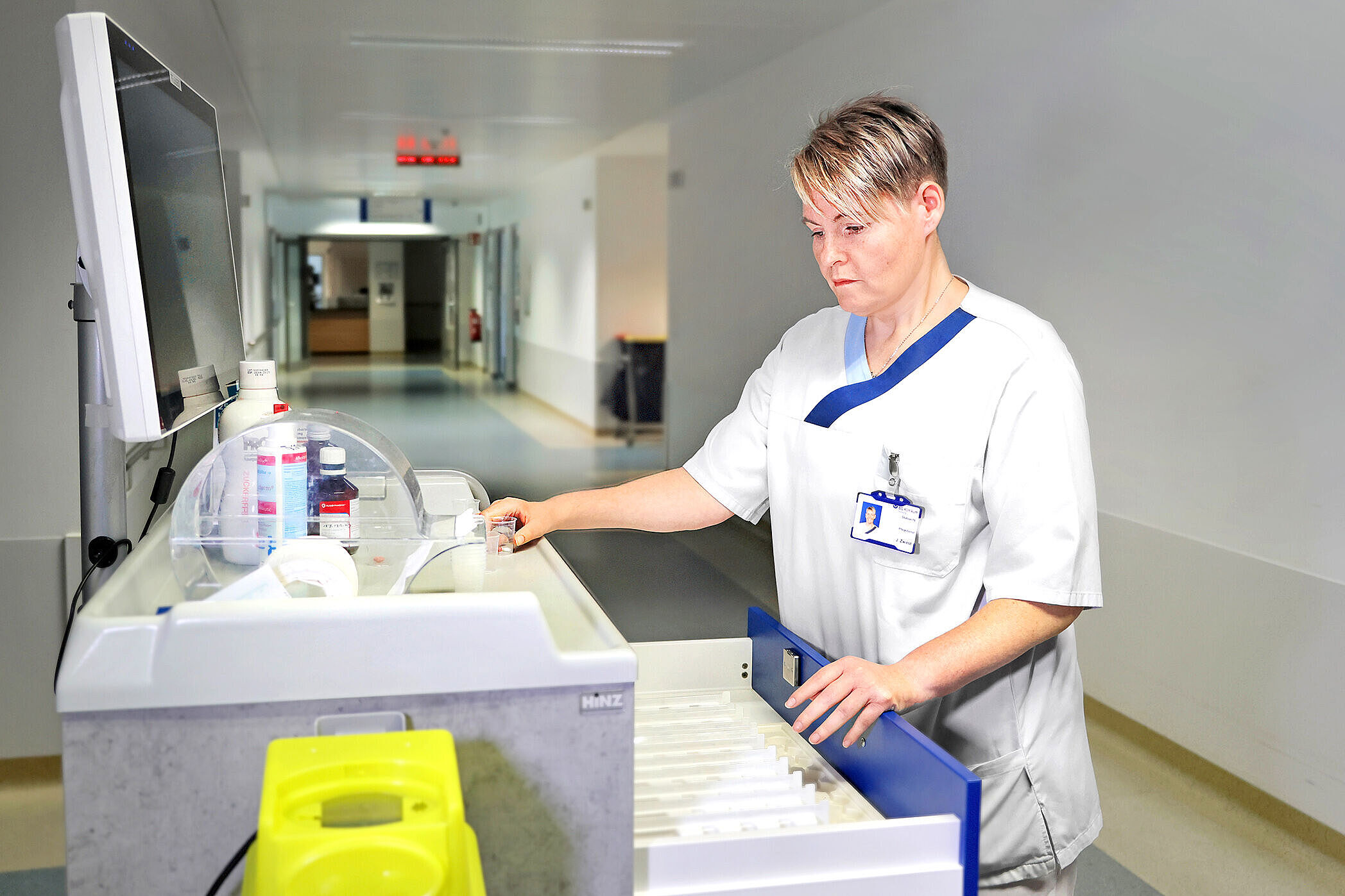 Pflegekraft Jessica Zwiest bei der Arbeit auf der Station
