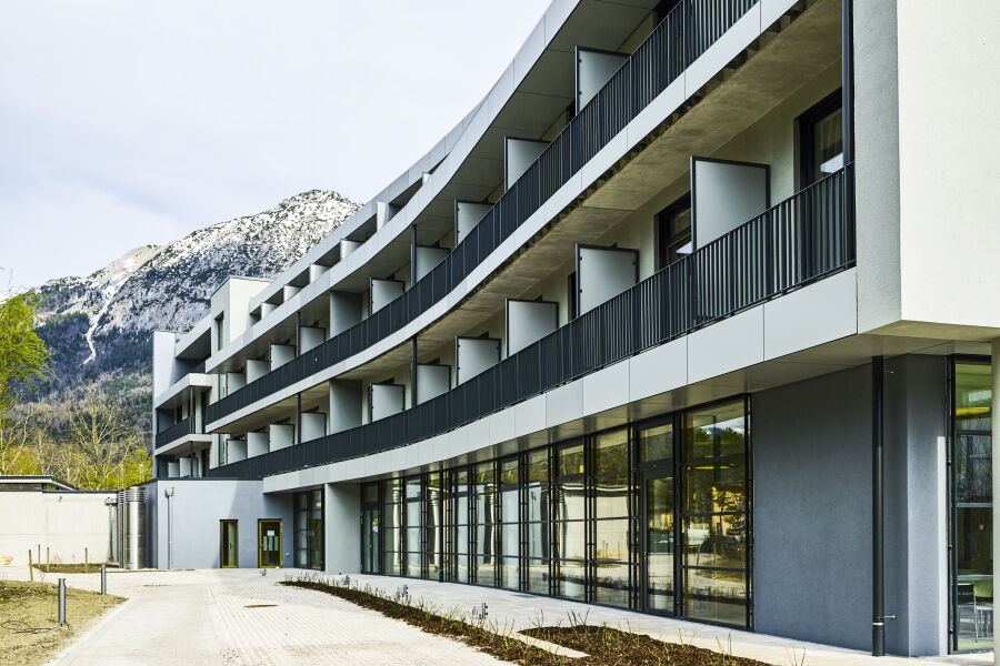 Außenansicht der BG Klinik für Berufskrankheiten Bad Reichenhall mit Bergpanorama im Hintergrund