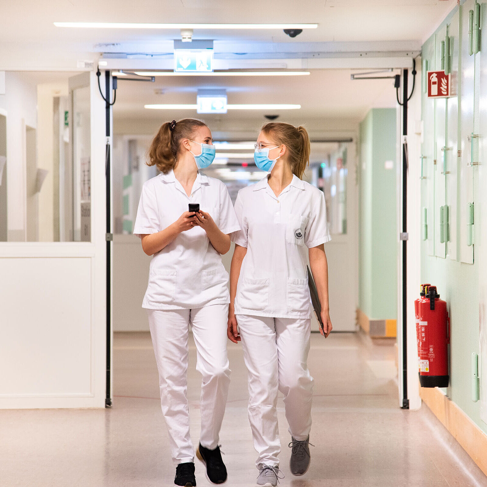 Zwei Pflegefachschülerinnen im 3. Ausbildungsjahr
