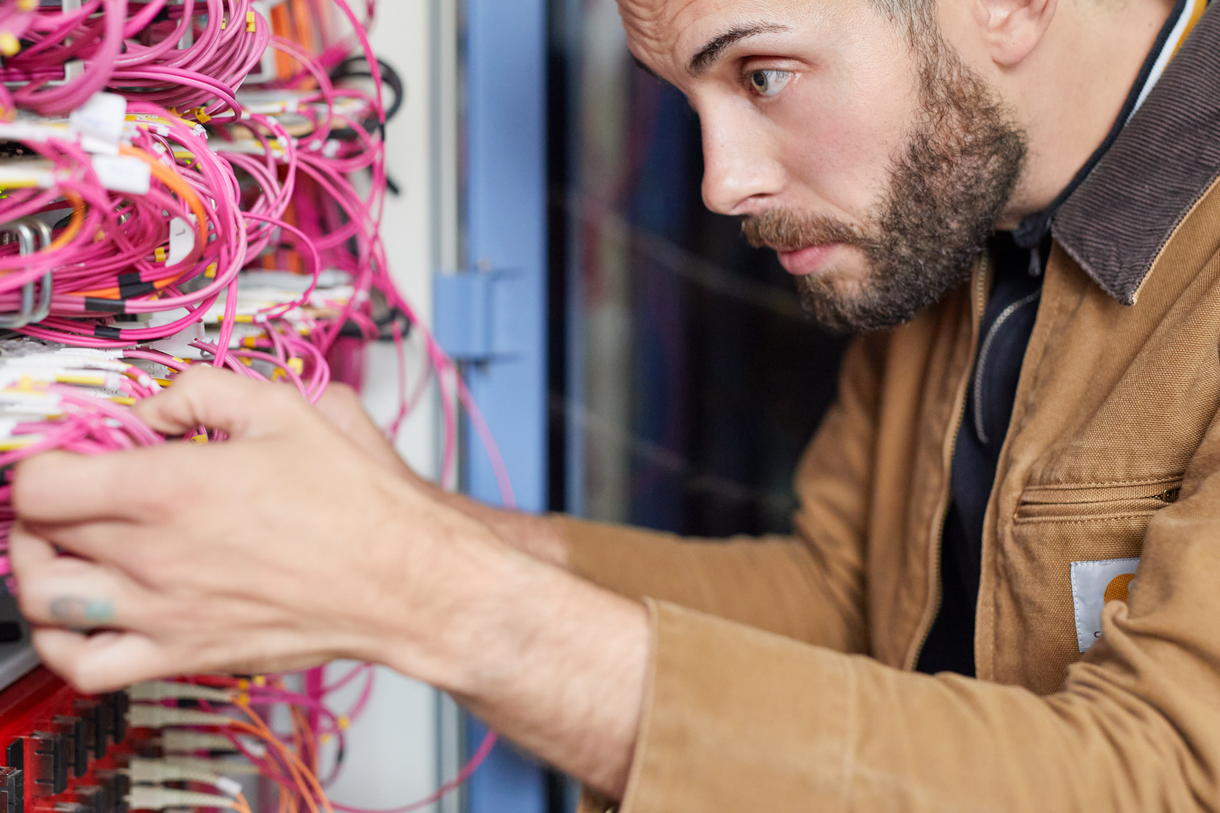 Service-Techniker Fabian Tarruhn bei der Arbeit