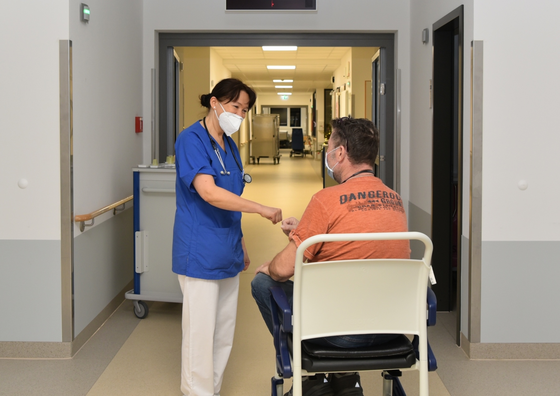 Bild: Verabschiedung auf der Station: Nach Genesung und Beendigung der Isolierung kehrt der Patient jetzt in seine Heimat zurück. Bildnachweis: Bergmannsheil Bild: Verabschiedung auf der Station: Nach Genesung und Beendigung der Isolierung kehrt der Patient jetzt in seine Heimat zurück. Bildnachweis: Bergmannsheil