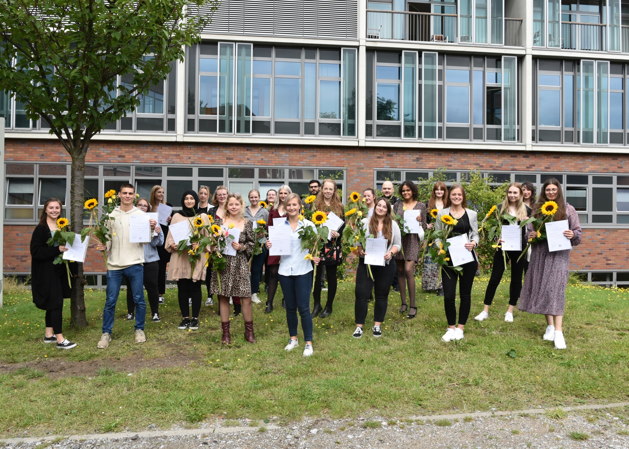 Die frisch gekürten Examinierten nach bestandener Prüfung - Bildnachweis: Bergmannsheil