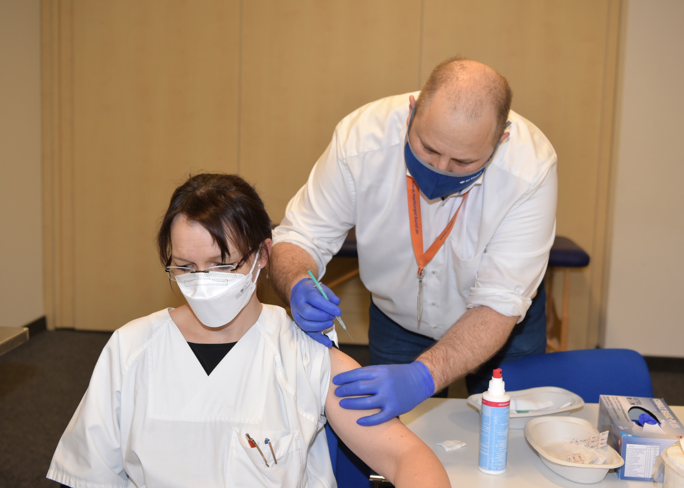 Eine Mitarbeiterin des Bergmannsheils erhält ihre erste Schutzimpfung gegen das Corona-Virus durch den Betriebsarzt der Klinik, Dr. Ingolf Hosbach