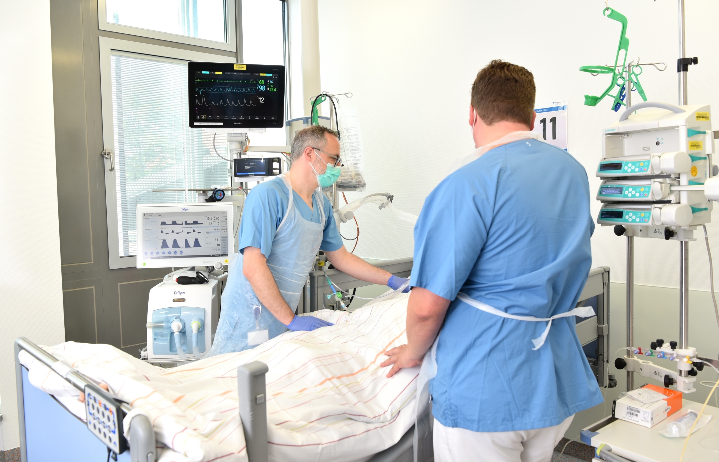 Patientenzimmer auf der neuen Intensivstation: Alle Einheiten sind mit modernster Beatmungs- und Monitoringtechnik ausgestattet. Patientenzimmer auf der neuen Intensivstation: Alle Einheiten sind mit modernster Beatmungs- und Monitoringtechnik ausgestattet.