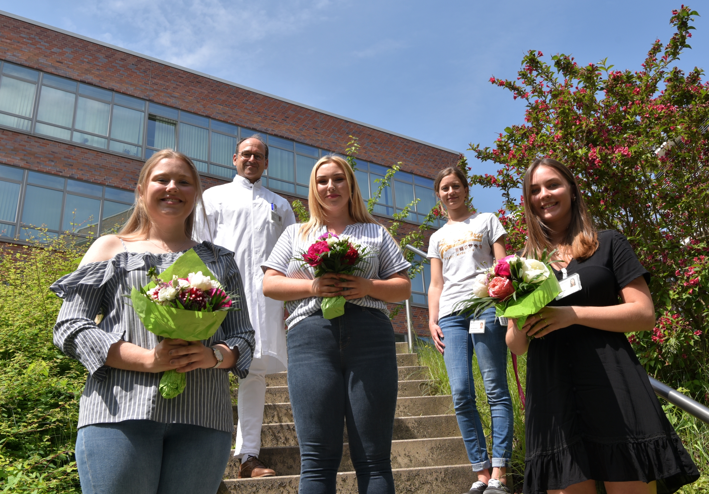 Bild (v. l.): Johanna Ridder, Prof. Dr. Thomas A. Schildhauer (Direktor Chirurgische Klinik), Melanie Ehrmann, Sara Puschmann (Chirurgische Klinik, Stv. Leitung MFA-Ausbildung), Sophie Winter – Bildnachweis: Bergmannsheil Bild (v. l.): Johanna Ridder, Prof. Dr. Thomas A. Schildhauer (Direktor Chirurgische Klinik), Melanie Ehrmann, Sara Puschmann (Chirurgische Klinik, Stv. Leitung MFA-Ausbildung), Sophie Winter – Bildnachweis: Bergmannsheil