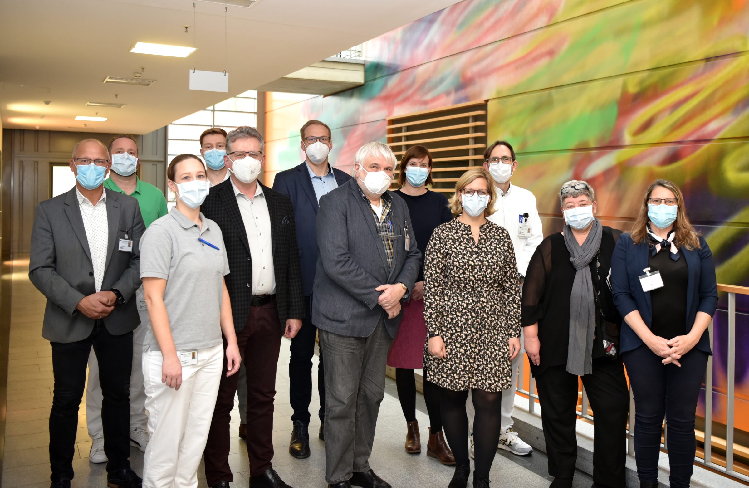 Bild: Das externe Audit-Team mit Kolleginnen und Kollegen der Abteilung für BG Rehabilitation und Chefarzt Dr. Sven Jung (3. v. l.) nach dem erfolgreichen Abschluss des Audits. Bildnachweis: BG Universitätsklinikum Bergmannsheil Bild: Das externe Audit-Team mit Kolleginnen und Kollegen der Abteilung für BG Rehabilitation und Chefarzt Dr. Sven Jung (3. v. l.) nach dem erfolgreichen Abschluss des Audits. Bildnachweis: BG Universitätsklinikum Bergmannsheil