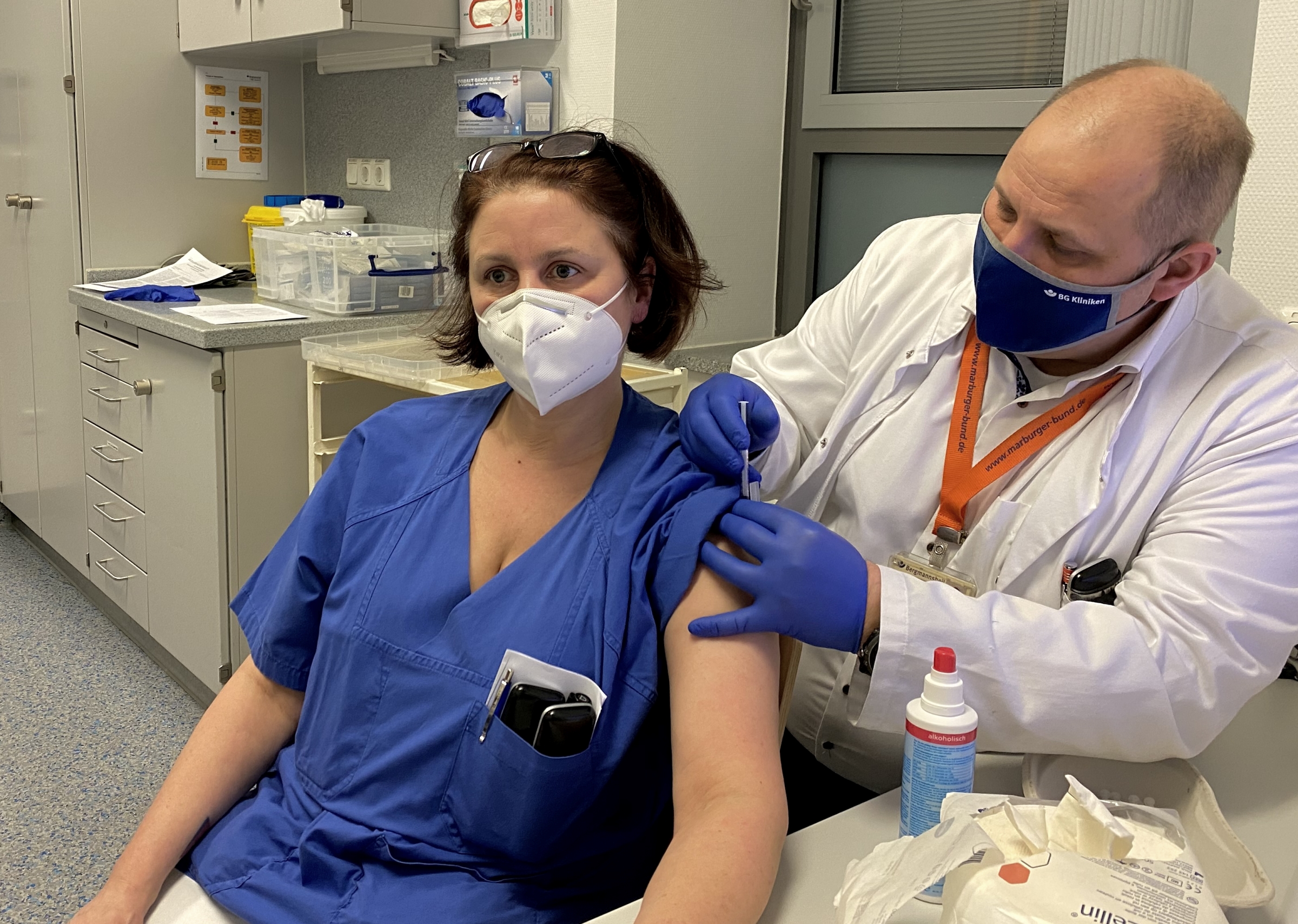 Dr. Ingolf Hosbach, Betriebsarzt des Bergmannsheils, impft eine Mitarbeiterin des Pflegeteams des Notfallzentrums. Dr. Ingolf Hosbach, Betriebsarzt des Bergmannsheils, impft eine Mitarbeiterin des Pflegeteams des Notfallzentrums.