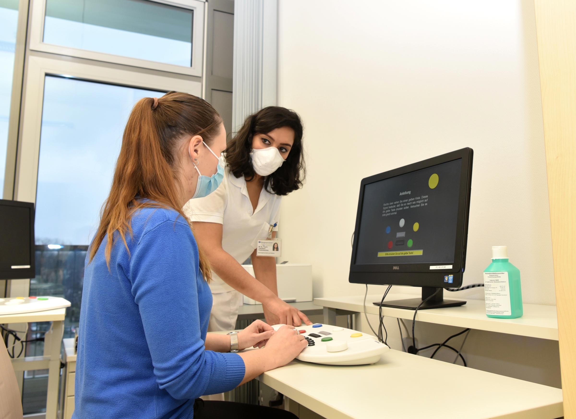 Psychologin Yasothani Puwanesarasa, Mitarbeiterin der Neurologischen Klinik im Bergmannsheil, prüft mit neuropsychologischen Verfahren die Reaktionsfähigkeit und Belastbarkeit von Betroffenen.