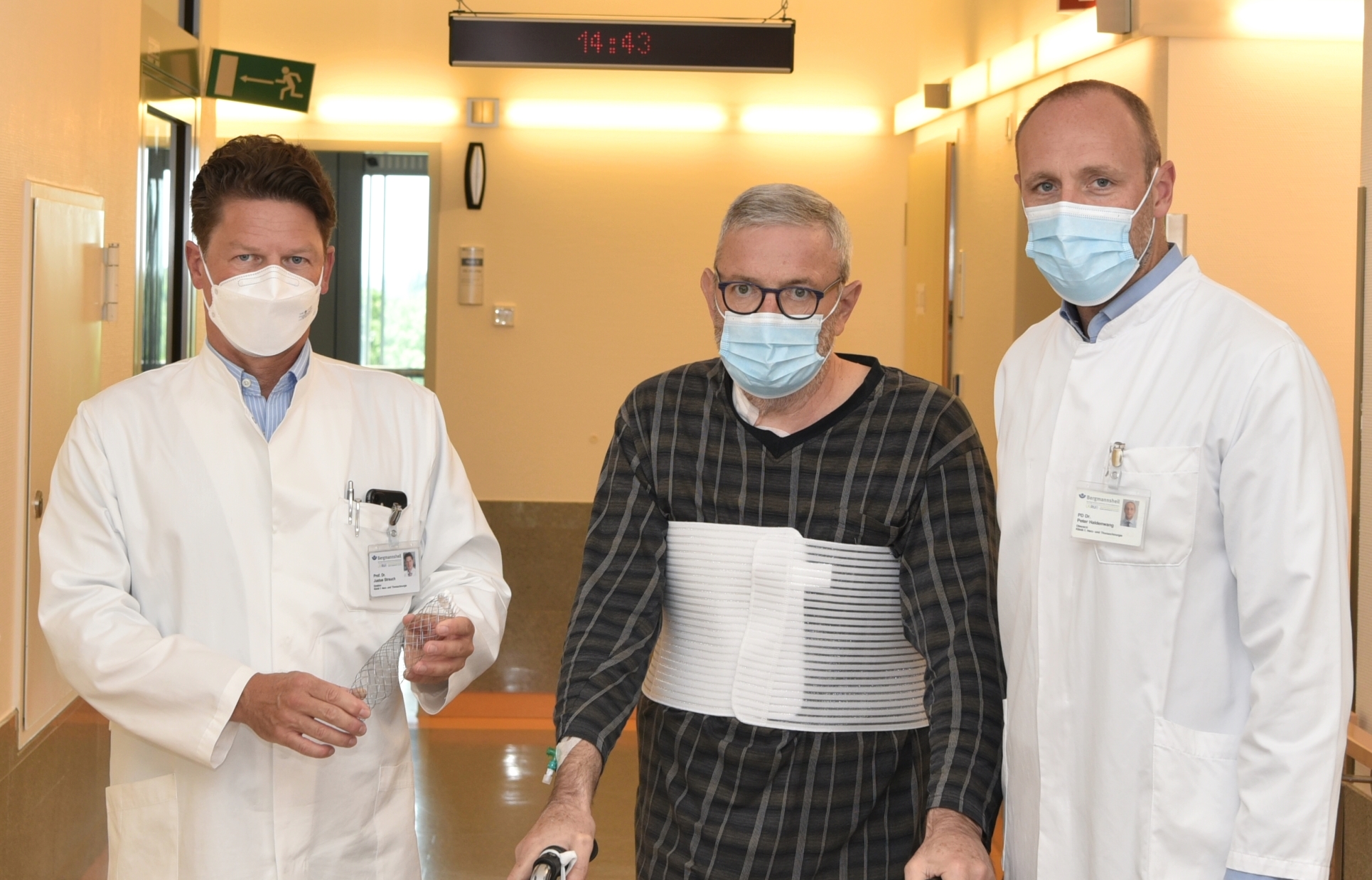 Bild: Prof. Dr. Justus Strauch, Patient und PD Dr. Peter-Lukas Haldenwang (von links) – Bildnachweis: BG Universitätsklinikum Bergmannsheil