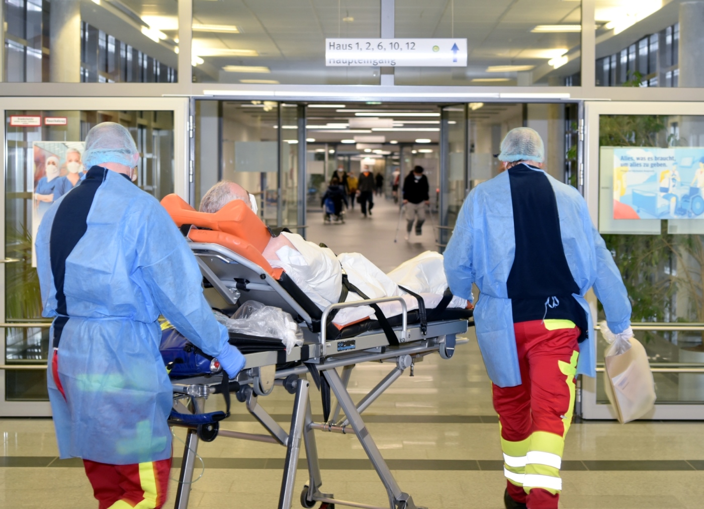 Der niederländische Patient wurde heute, 30.11.21, gegen 14.30 Uhr aus dem Bergmannsheil entlassen und in seine Heimat überführt. Bildnachweis: Bergmannsheil Der niederländische Patient wurde heute, 30.11.21, gegen 14.30 Uhr aus dem Bergmannsheil entlassen und in seine Heimat überführt. Bildnachweis: Bergmannsheil
