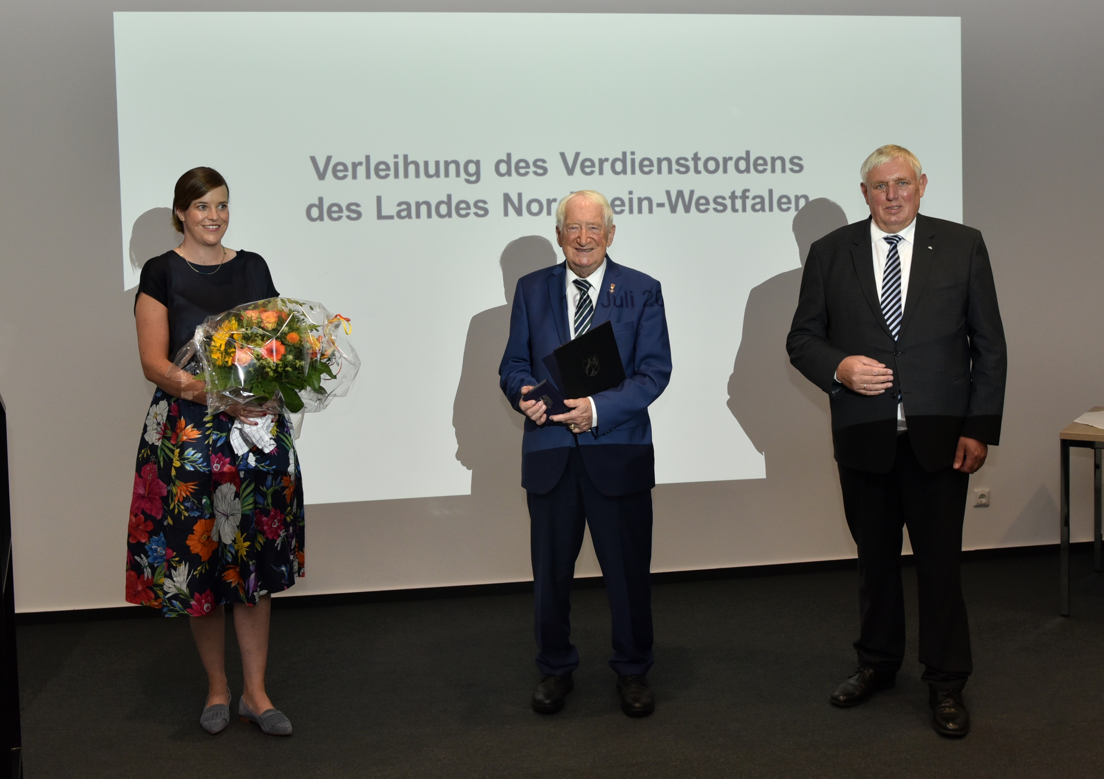 Anne Elvering, Kaufmännische Direktorin des Bergmannsheils, Prof. Dr. Helmut Schatz und Gesundheitsminister Karl-Josef Laumann (v. l.) – Bildnachweis: Robin Jopp, Bergmannsheil Anne Elvering, Kaufmännische Direktorin des Bergmannsheils, Prof. Dr. Helmut Schatz und Gesundheitsminister Karl-Josef Laumann (v. l.) – Bildnachweis: Robin Jopp, Bergmannsheil