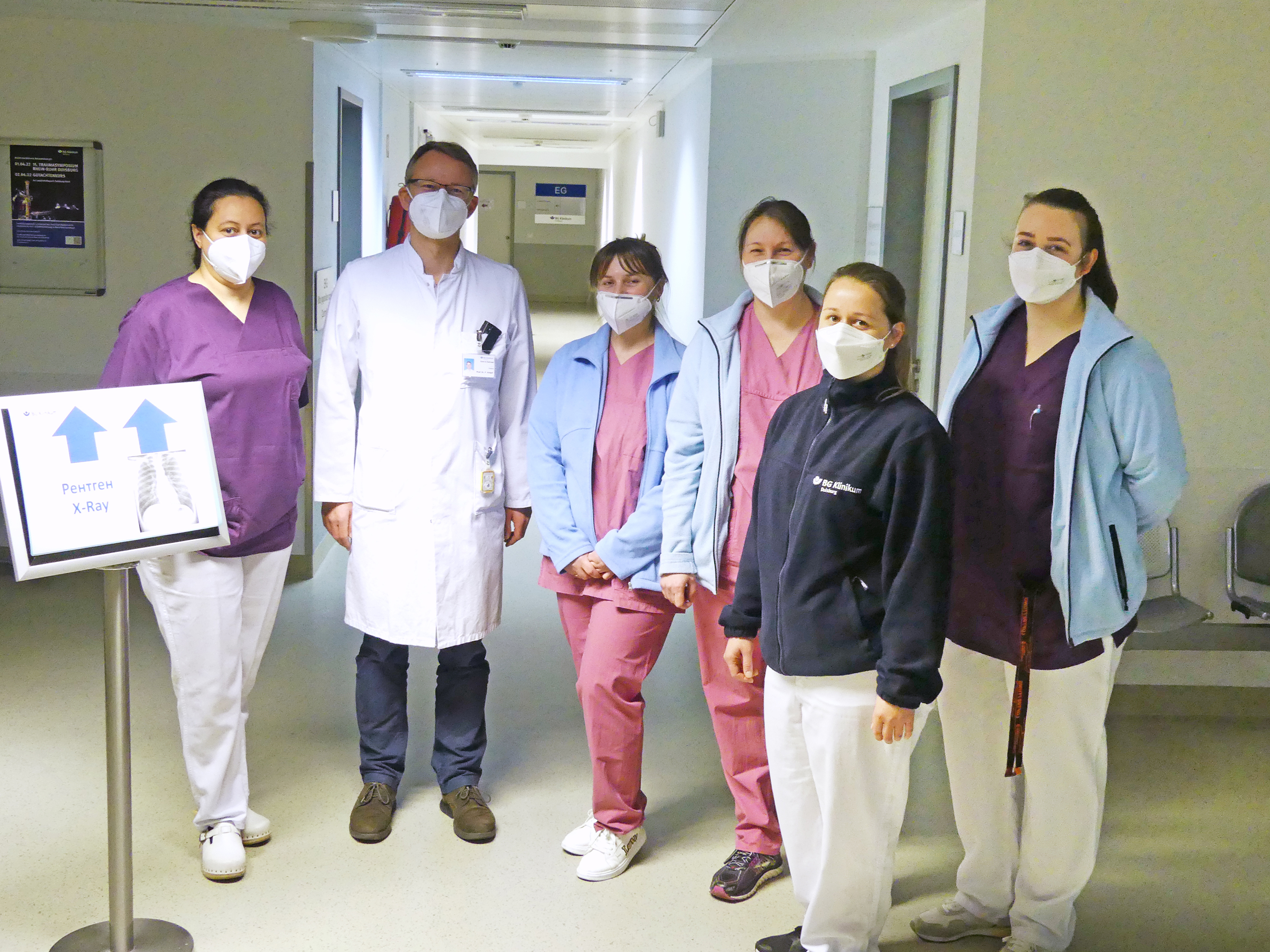 <p>Das Team um Chefarzt Prof. Dr. med. Patric Kröpil (2. von links) freut sich über die erfolgreiche Röntgenaktion.</p>
<p>Foto: BG Klinikum Duisburg</p>