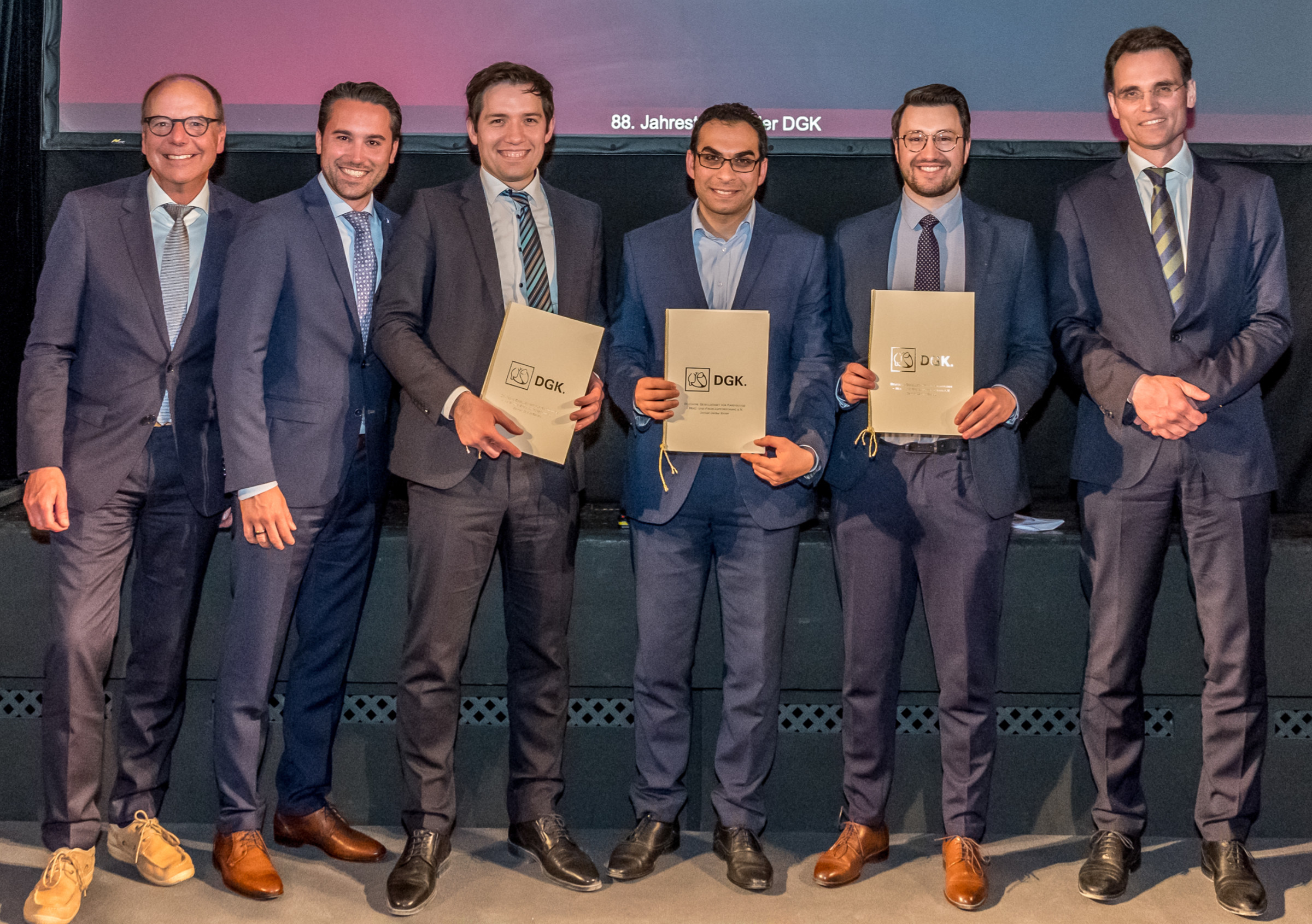 PD Dr. Ibrahim El-Battrawy (3. v. rechts) mit DGK-Tagungspräsident Prof. Dr. Gerhard Hindricks (links), DGK-Präsident Prof. Dr. Stephan Baldus (rechts) und weiteren Preisträgern – Bildnachweis: DGK/Thomas Hauss PD Dr. Ibrahim El-Battrawy (3. v. rechts) mit DGK-Tagungspräsident Prof. Dr. Gerhard Hindricks (links), DGK-Präsident Prof. Dr. Stephan Baldus (rechts) und weiteren Preisträgern – Bildnachweis: DGK/Thomas Hauss