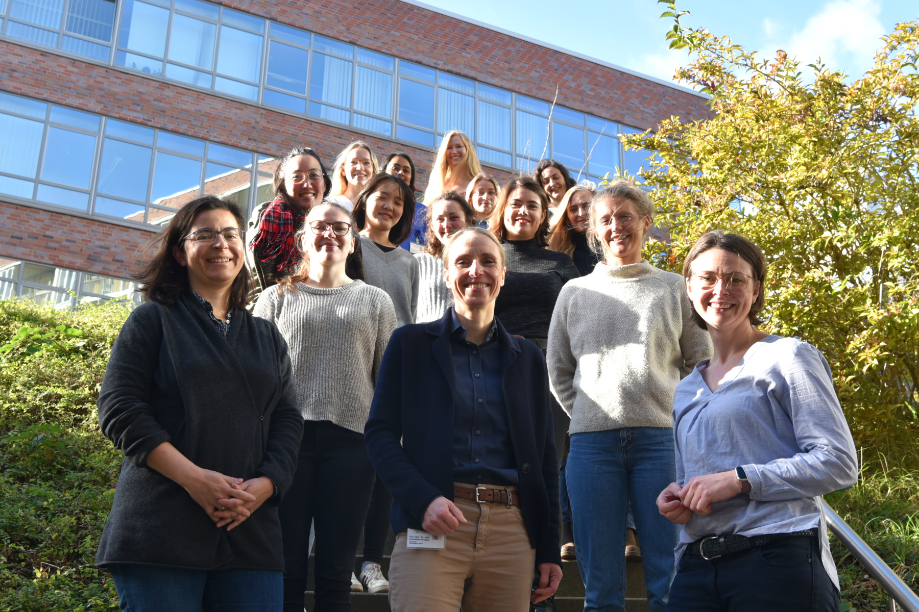 Die Teilnehmerinnen des Mentoringprogramms mit den drei Organisatorinnen (vordere Reihe, v.l.): Jun.-Prof. Dr. Elena Enax-Krumova, Priv.-Doz. Dr. Christiane Kruppa und Priv.-Doz. Dr. Christine Meyer-Frießem. Bildnachweis: Bergmannsheil Die Teilnehmerinnen des Mentoringprogramms mit den drei Organisatorinnen (vordere Reihe, v.l.): Jun.-Prof. Dr. Elena Enax-Krumova, Priv.-Doz. Dr. Christiane Kruppa und Priv.-Doz. Dr. Christine Meyer-Frießem. Bildnachweis: Bergmannsheil