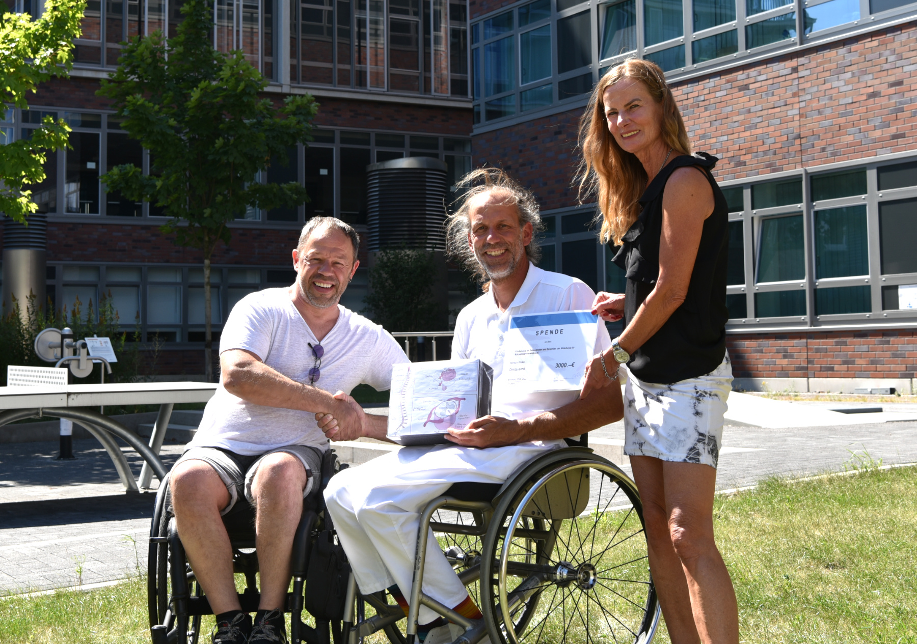 Über 3.000 Euro Spenden für die Arbeit des Fördervereins für Patientinnen und Patienten der Abteilung für Rückenmarkverletzte e.V. am Bergmannsheil durfte sich der Vereinsvorsitzende, PD Dr. Mirko Aach, freuen. Bildnachweis: Bergmannsheil