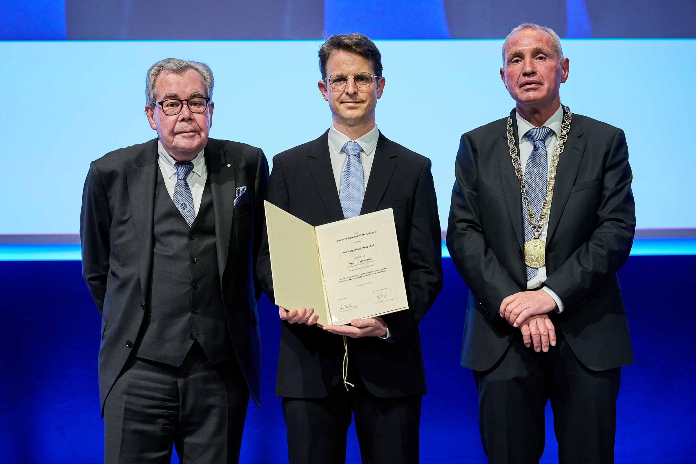 Prof. Dr. Björn Behr (Mitte) mit DGCH-Generalsekretär Prof. Dr. Dr. Hans-Joachim Meyer (links) und Kongresspräsident Prof. Dr. Hauke Lang (rechts). Bildnachweis: DGCH Prof. Dr. Björn Behr (Mitte) mit DGCH-Generalsekretär Prof. Dr. Dr. Hans-Joachim Meyer (links) und Kongresspräsident Prof. Dr. Hauke Lang (rechts). Bildnachweis: DGCH