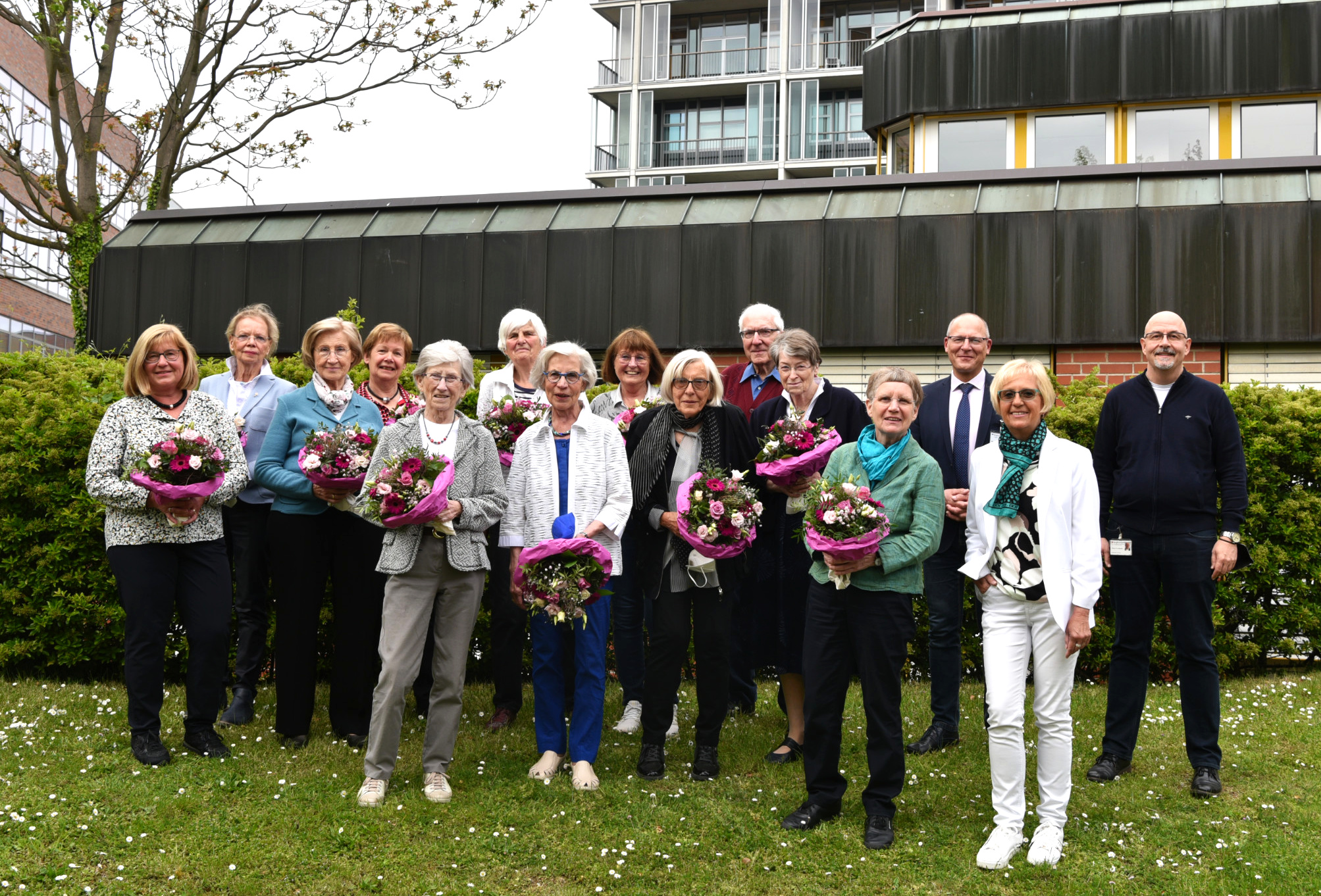 Dank und Ehrung für langjährige ehrenamtliche Arbeit im Bergmannsheil: Insgesamt zwölf „Grüne Damen und Herren“ der Ökumenischen Krankenhaushilfe im Bergmannsheil wurden besonders gewürdigt. Dank und Ehrung für langjährige ehrenamtliche Arbeit im Bergmannsheil: Insgesamt zwölf „Grüne Damen und Herren“ der Ökumenischen Krankenhaushilfe im Bergmannsheil wurden besonders gewürdigt.
