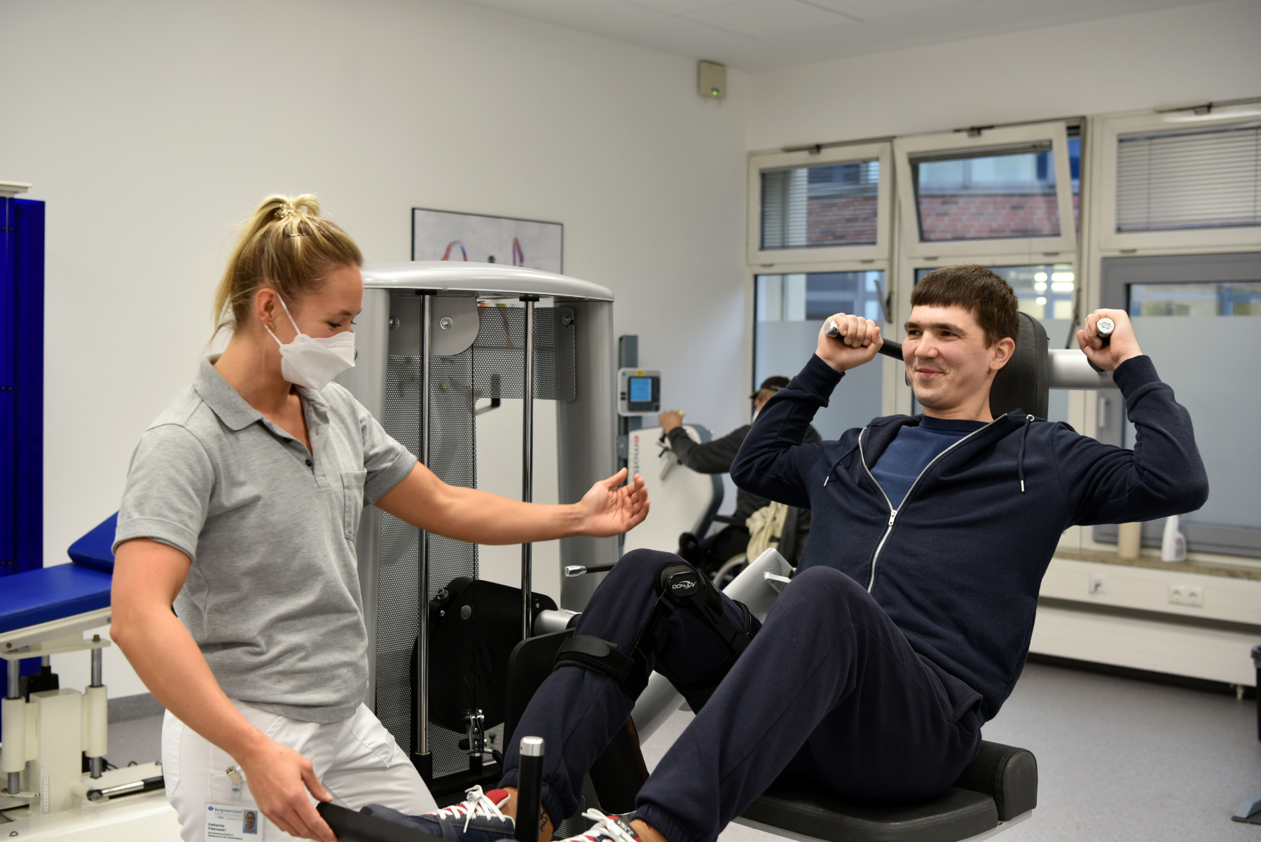 Therapeutin Katharine Pietrowski begleitet den Patienten beim Krafttraining. Bildnachweis: Bergmannsheil