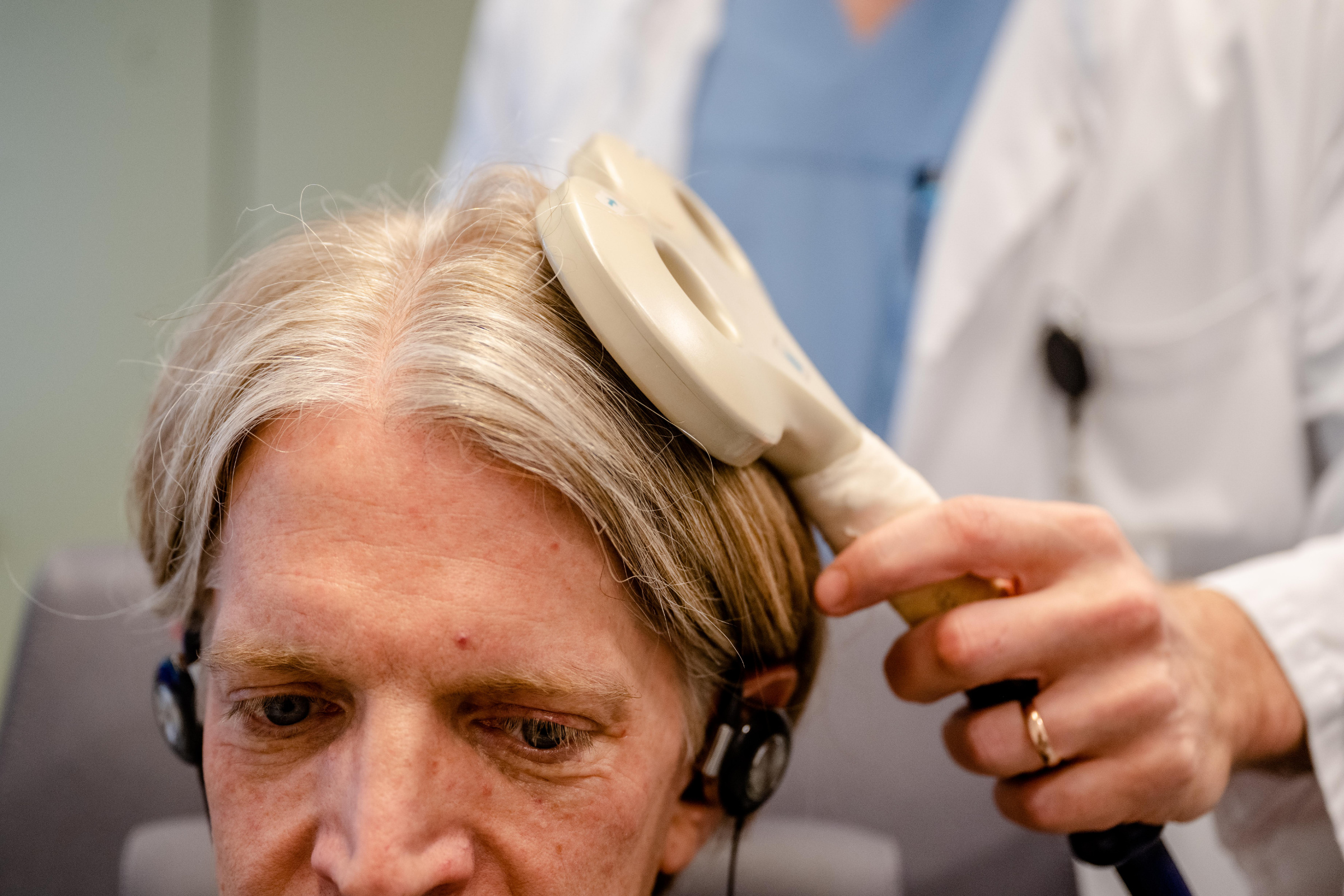 Bild: Mit der transkraniellen Magnetstimulation lässt sich die Hirnaktivität anregen. Bildnachweis: © RUB, Marquard Bild: Mit der transkraniellen Magnetstimulation lässt sich die Hirnaktivität anregen. Bild: © RUB, Marquard