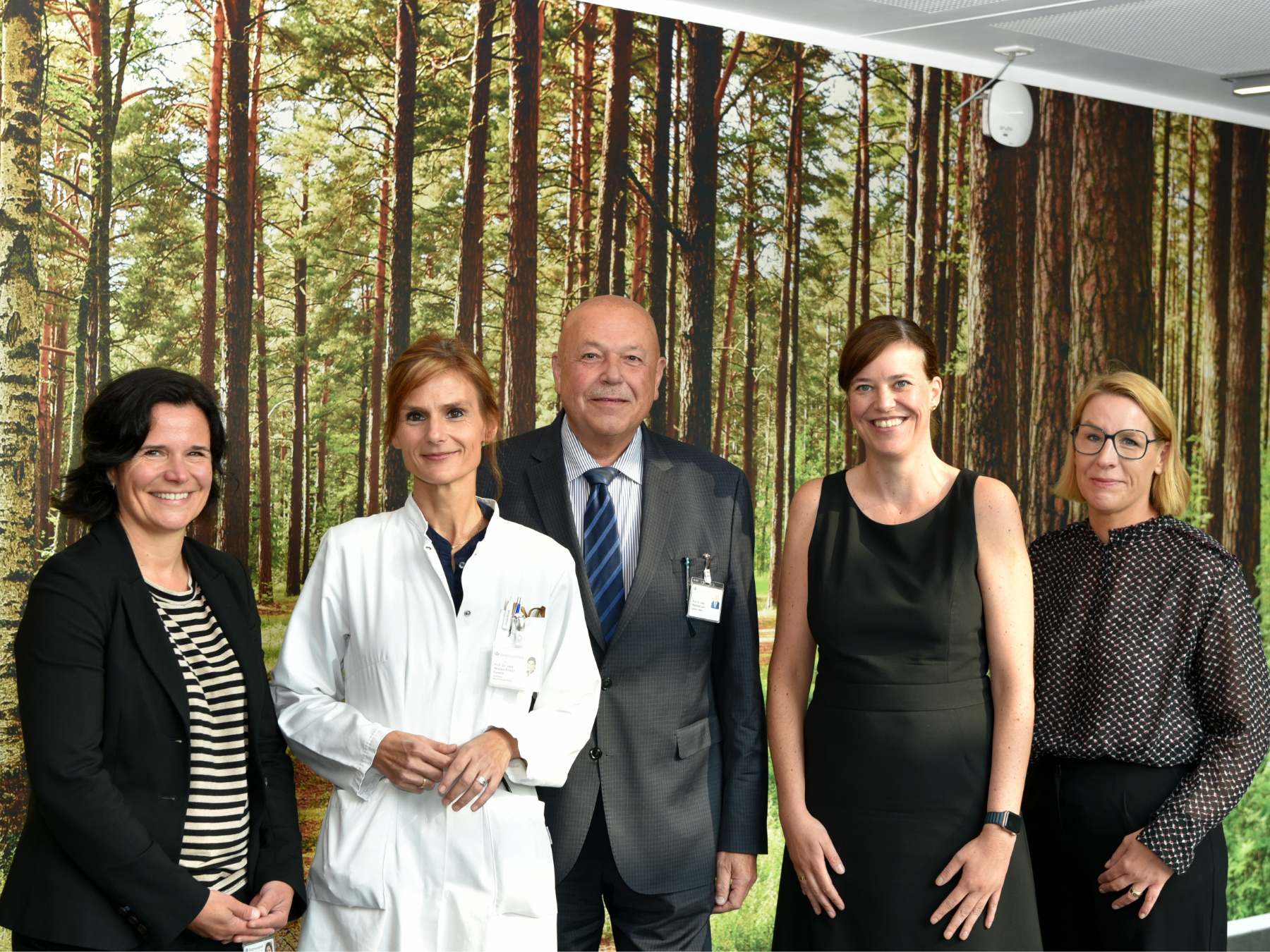 Prof. Dr. Wiebke Fenske (2. v. l.) und die Mitglieder der Krankenhausbetriebsleitung des Bergmannsheils