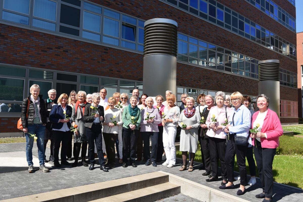 Das Team der „Grünen Damen und Herren“ mit Ehrengästen bei der Jubiläumsveranstaltung. Bildnachweis: Bergmannsheil Das Team der „Grünen Damen und Herren“ mit Ehrengästen bei der Jubiläumsveranstaltung. Bildnachweis: Bergmannsheil