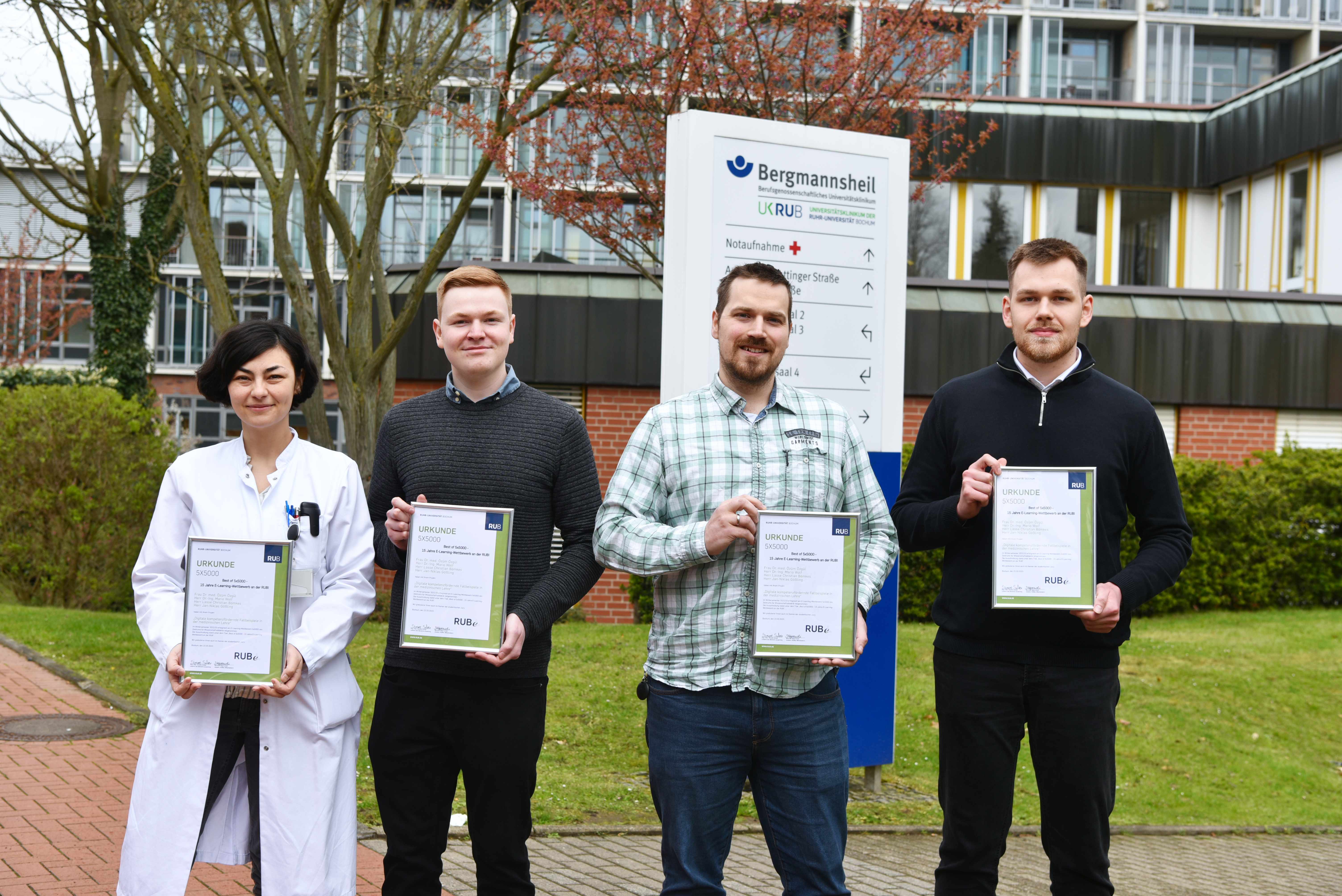 Für ihr nachhaltiges E-Learning-Konzept „Simulation einer digitalen Notaufnahme“ wurden Sie von Studierenden der Ruhr-Universität Bochum ausgezeichnet. Für ihr nachhaltiges E-Learning-Konzept „Simulation einer digitalen Notaufnahme“ wurden Sie von Studierenden der Ruhr-Universität Bochum ausgezeichnet.